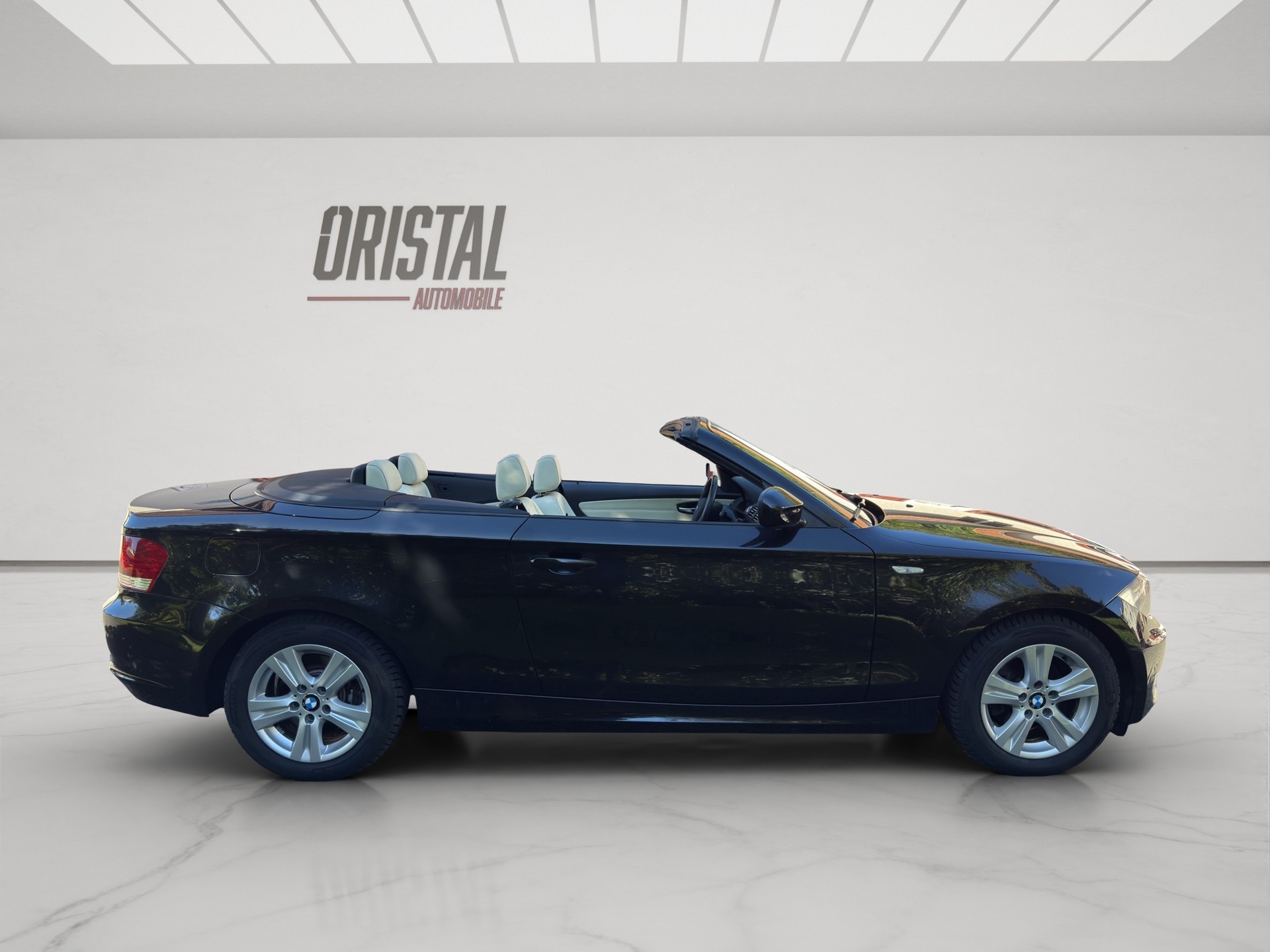 BMW 118i Cabrio-image-6