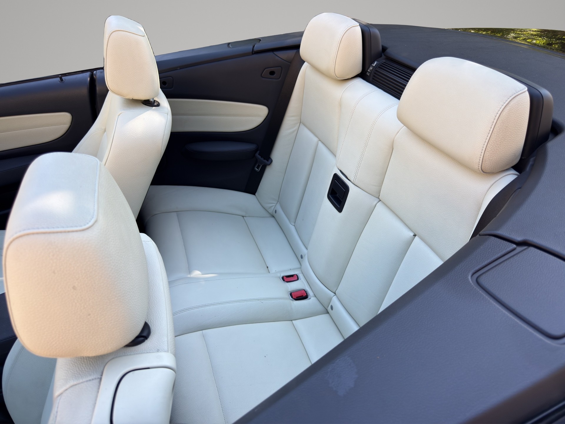 BMW 118i Cabrio-image-11