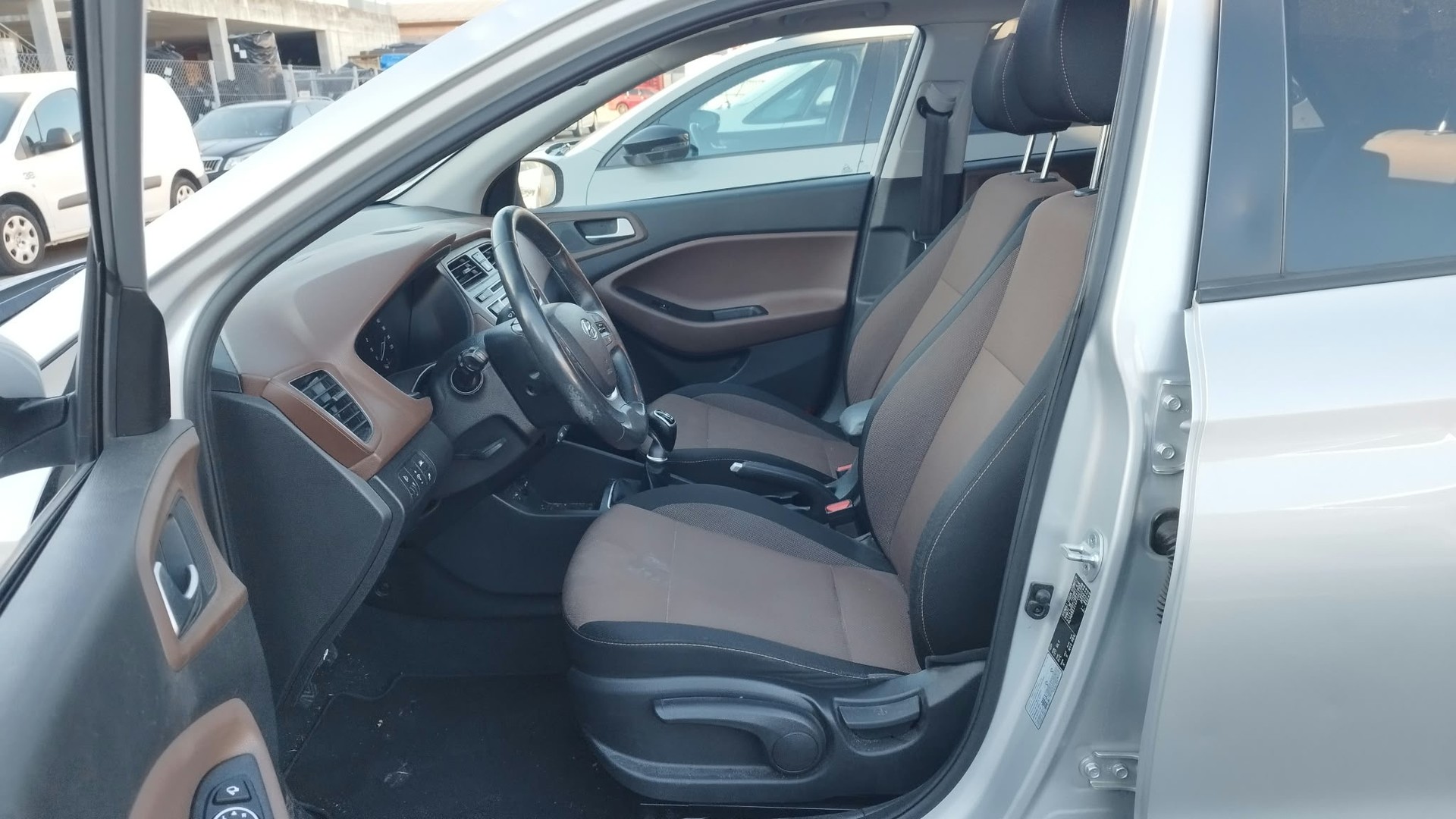 HYUNDAI i20 1.4 Launch Plus-image-10