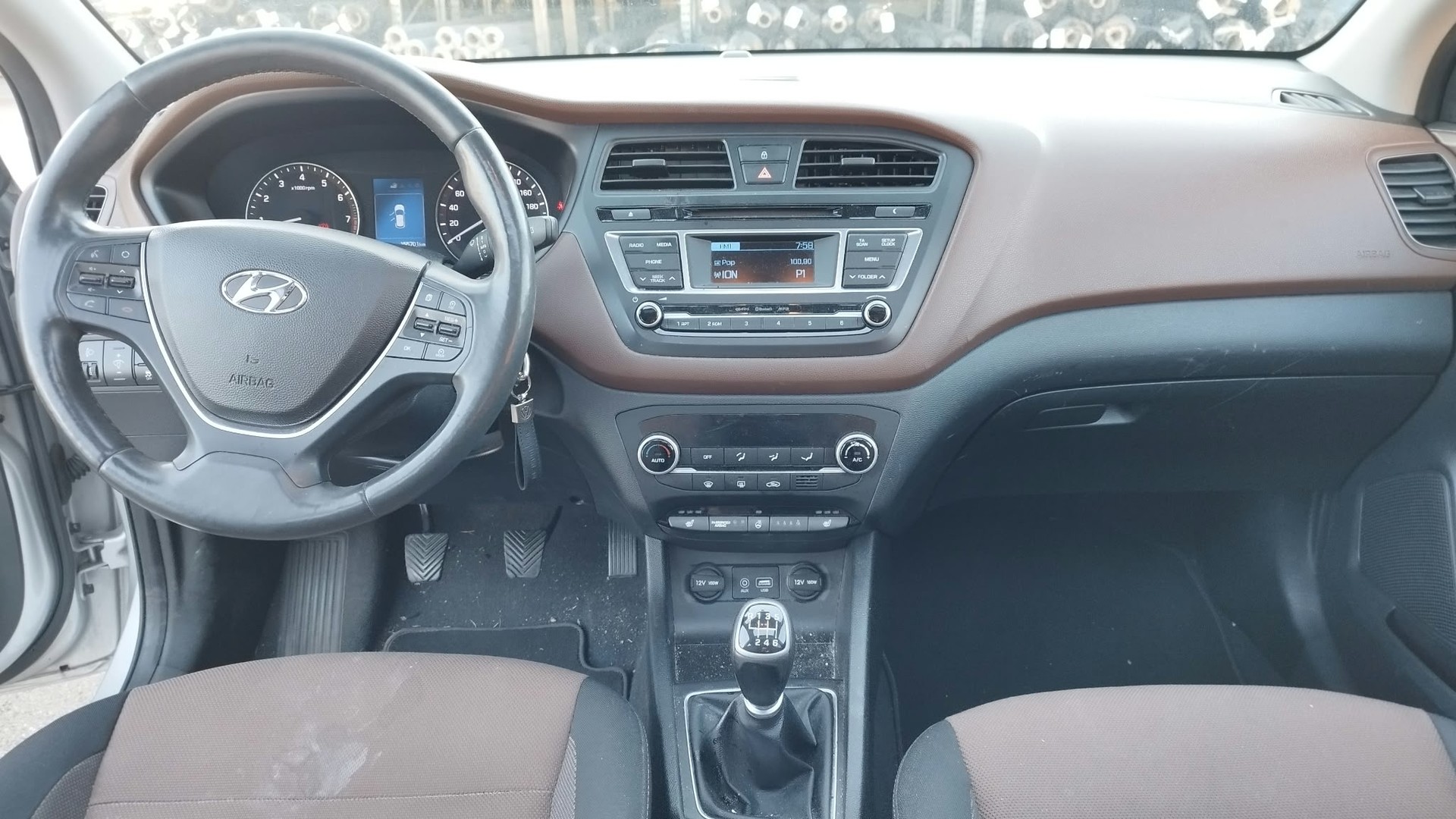 HYUNDAI i20 1.4 Launch Plus-image-15