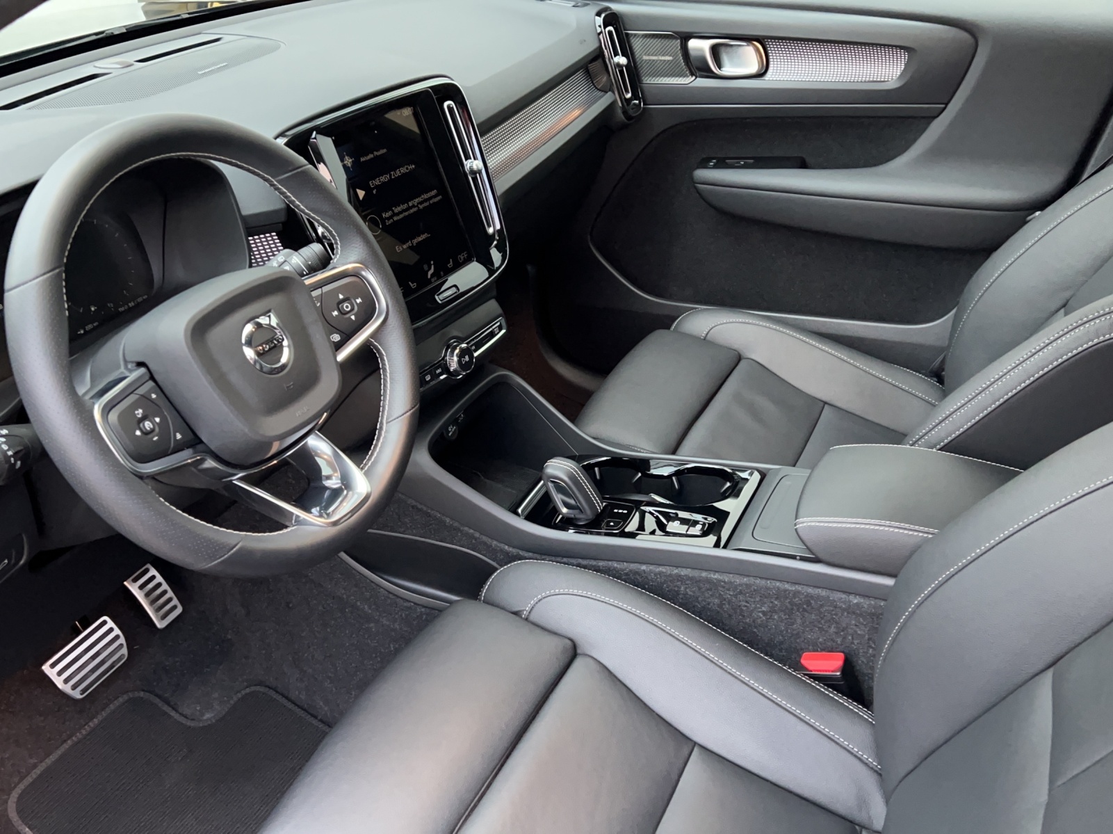 VOLVO XC40 2.0 B4 MH R-Design AWD-image-4