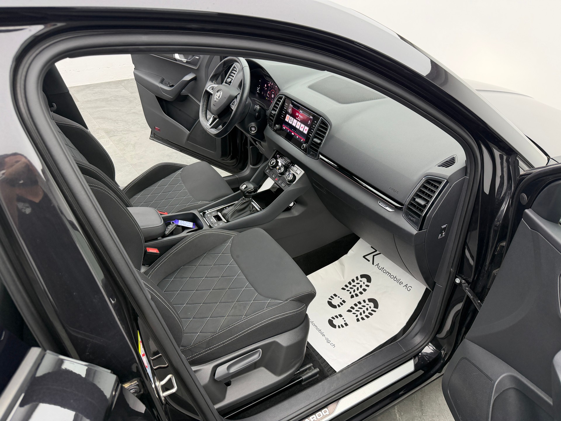 SKODA Karoq 2.0 TSI 190PS Black Magic Perl SportLine 4x4 DSG / RF-Kamera / Panoramadach / Virtuelles Cockpit / AHK-Schwenkbar /-image-8