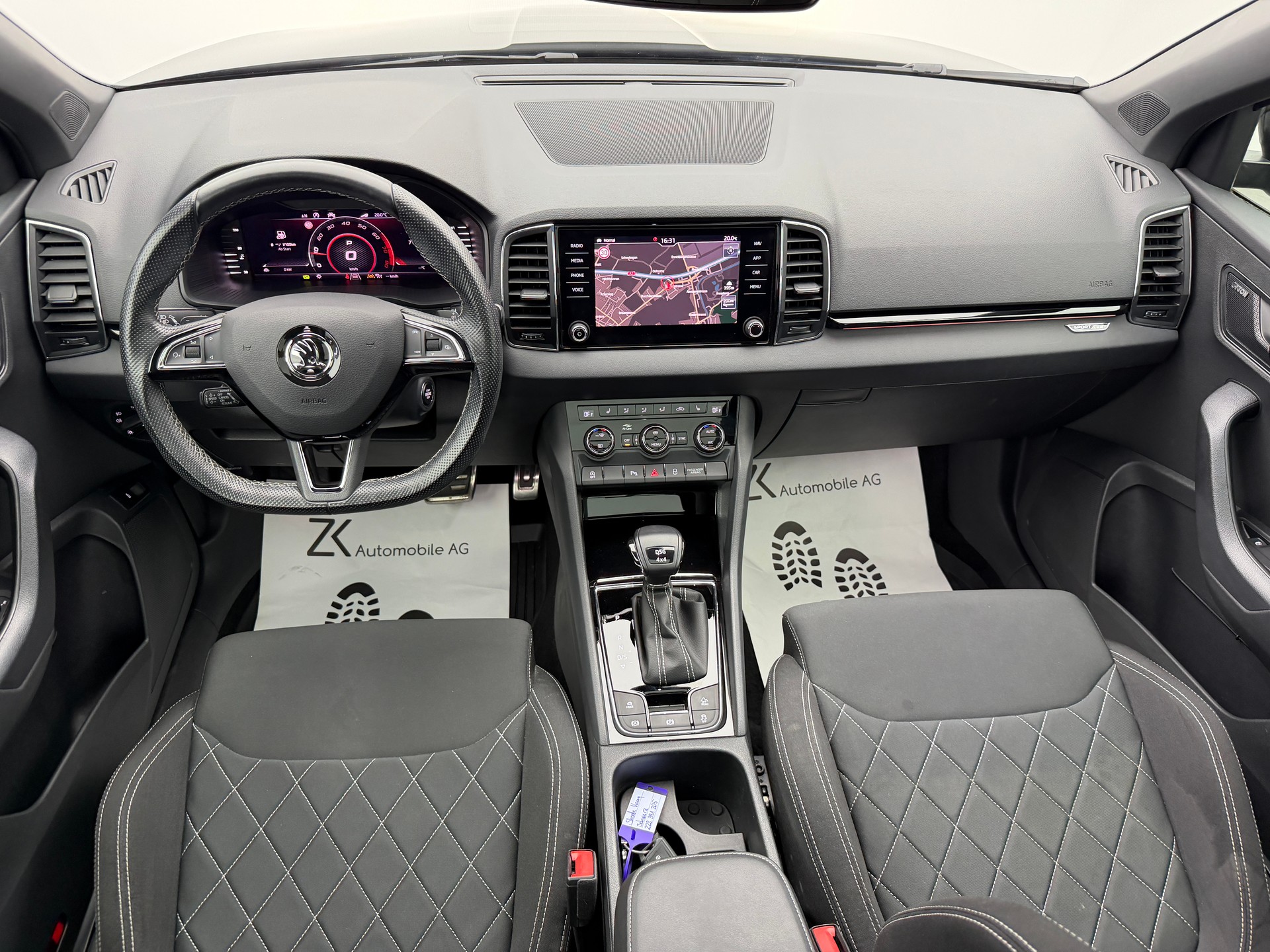 SKODA Karoq 2.0 TSI 190PS Black Magic Perl SportLine 4x4 DSG / RF-Kamera / Panoramadach / Virtuelles Cockpit / AHK-Schwenkbar /-image-9