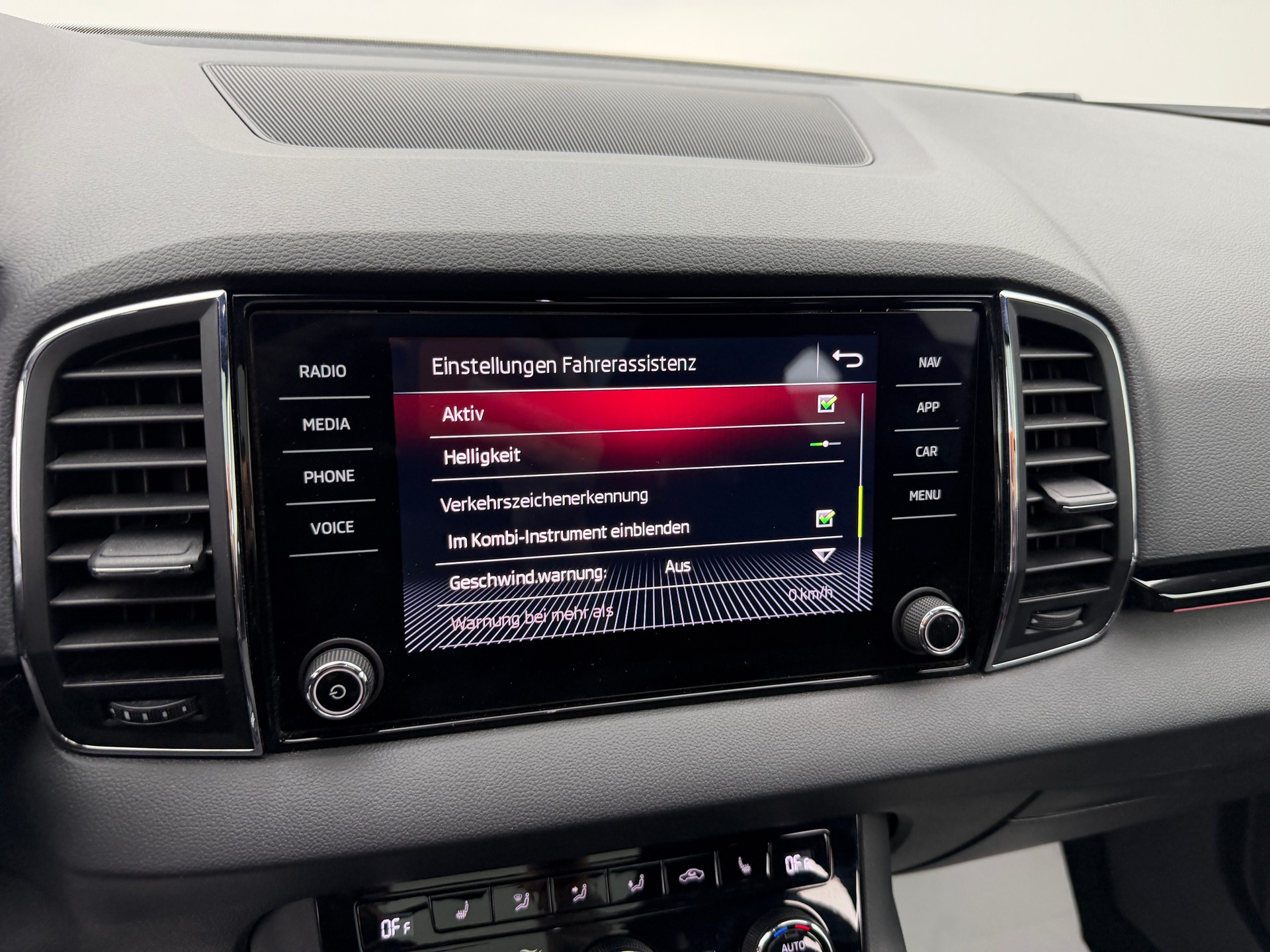 SKODA Karoq 2.0 TSI 190PS Black Magic Perl SportLine 4x4 DSG / RF-Kamera / Panoramadach / Virtuelles Cockpit / AHK-Schwenkbar /-image-16