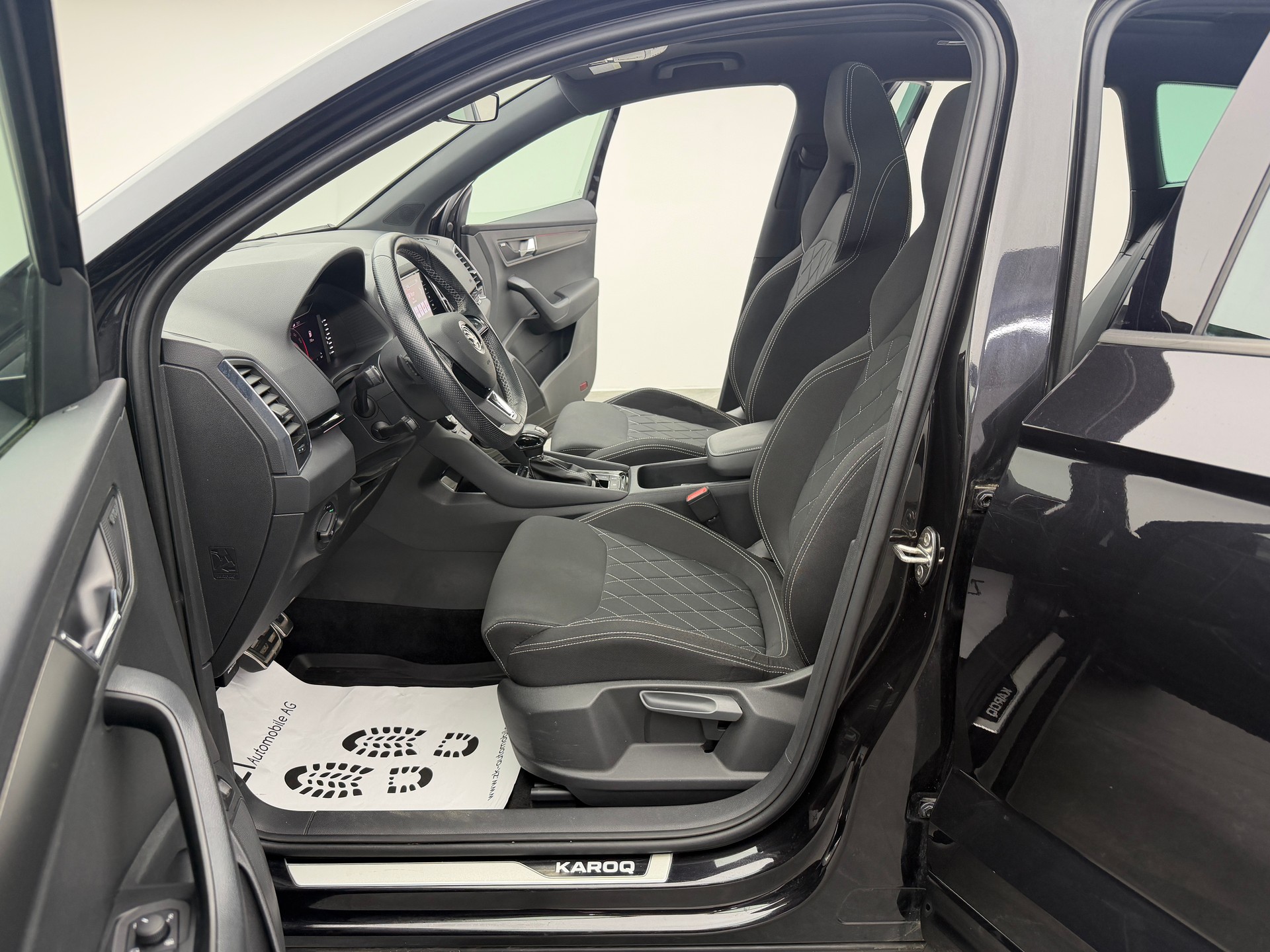SKODA Karoq 2.0 TSI 190PS Black Magic Perl SportLine 4x4 DSG / RF-Kamera / Panoramadach / Virtuelles Cockpit / AHK-Schwenkbar /-image-5