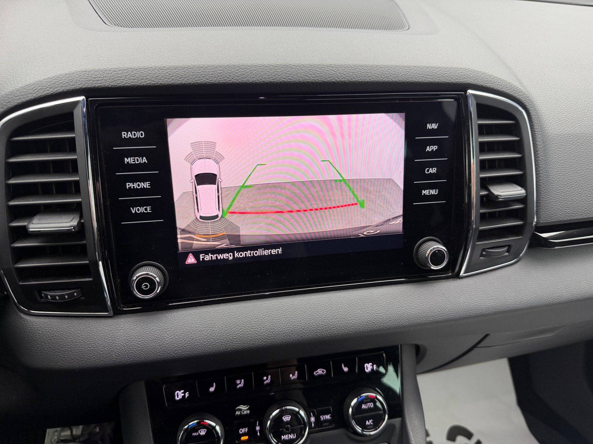 SKODA Karoq 2.0 TSI 190PS Black Magic Perl SportLine 4x4 DSG / RF-Kamera / Panoramadach / Virtuelles Cockpit / AHK-Schwenkbar /-image-12