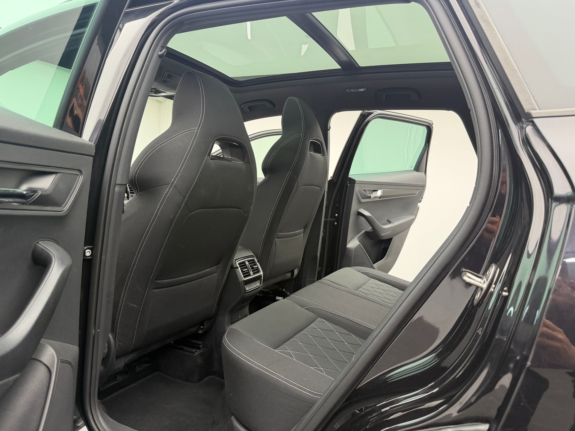SKODA Karoq 2.0 TSI 190PS Black Magic Perl SportLine 4x4 DSG / RF-Kamera / Panoramadach / Virtuelles Cockpit / AHK-Schwenkbar /-image-7