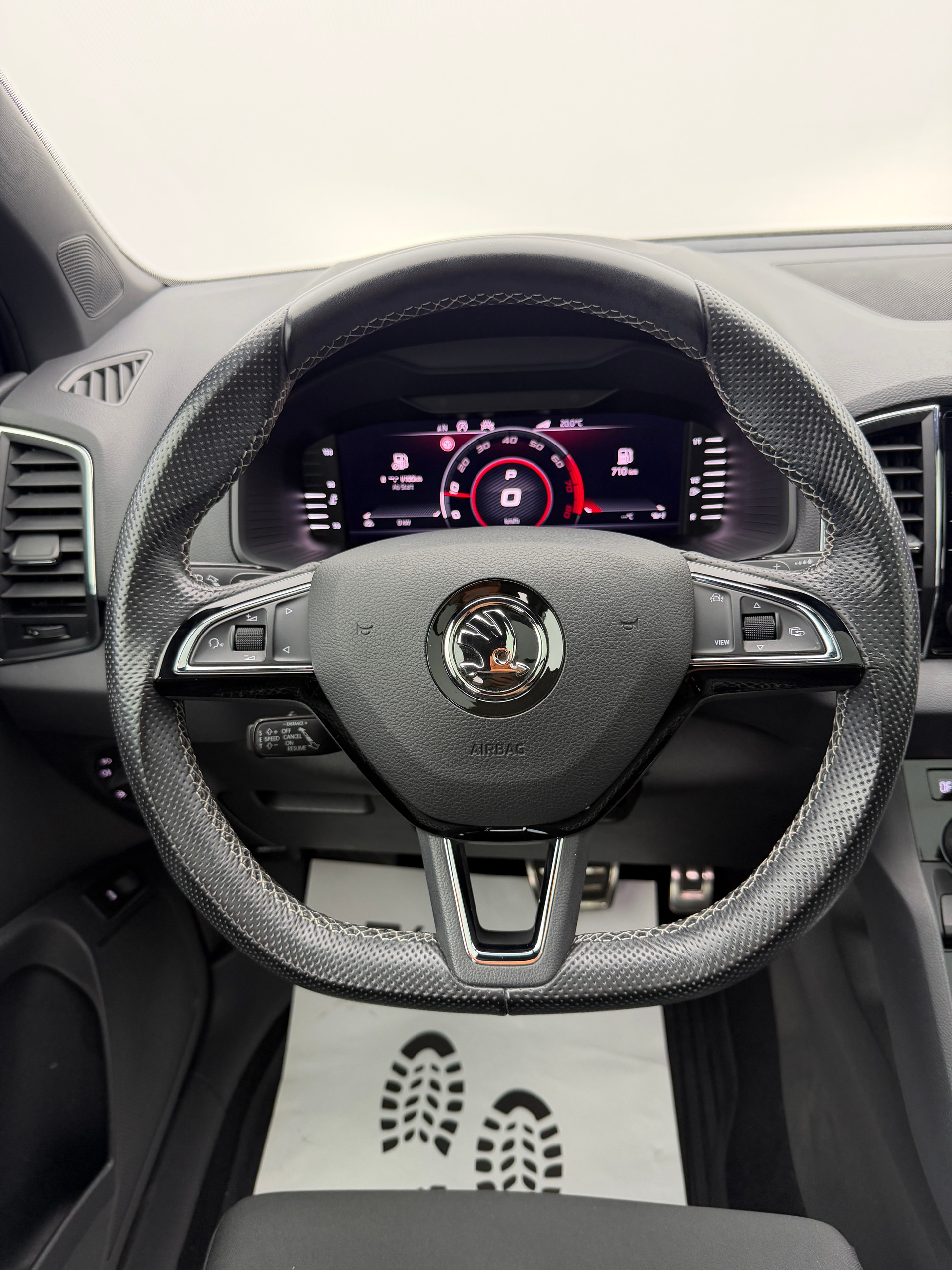 SKODA Karoq 2.0 TSI 190PS Black Magic Perl SportLine 4x4 DSG / RF-Kamera / Panoramadach / Virtuelles Cockpit / AHK-Schwenkbar /-image-11