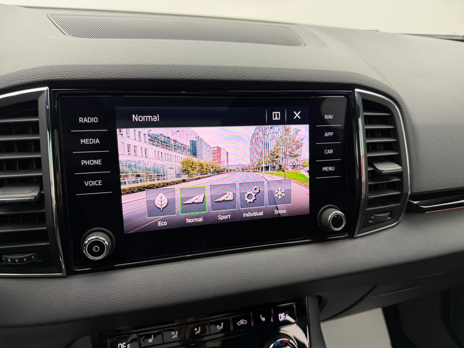 SKODA Karoq 2.0 TSI 190PS Black Magic Perl SportLine 4x4 DSG / RF-Kamera / Panoramadach / Virtuelles Cockpit / AHK-Schwenkbar /-image-13