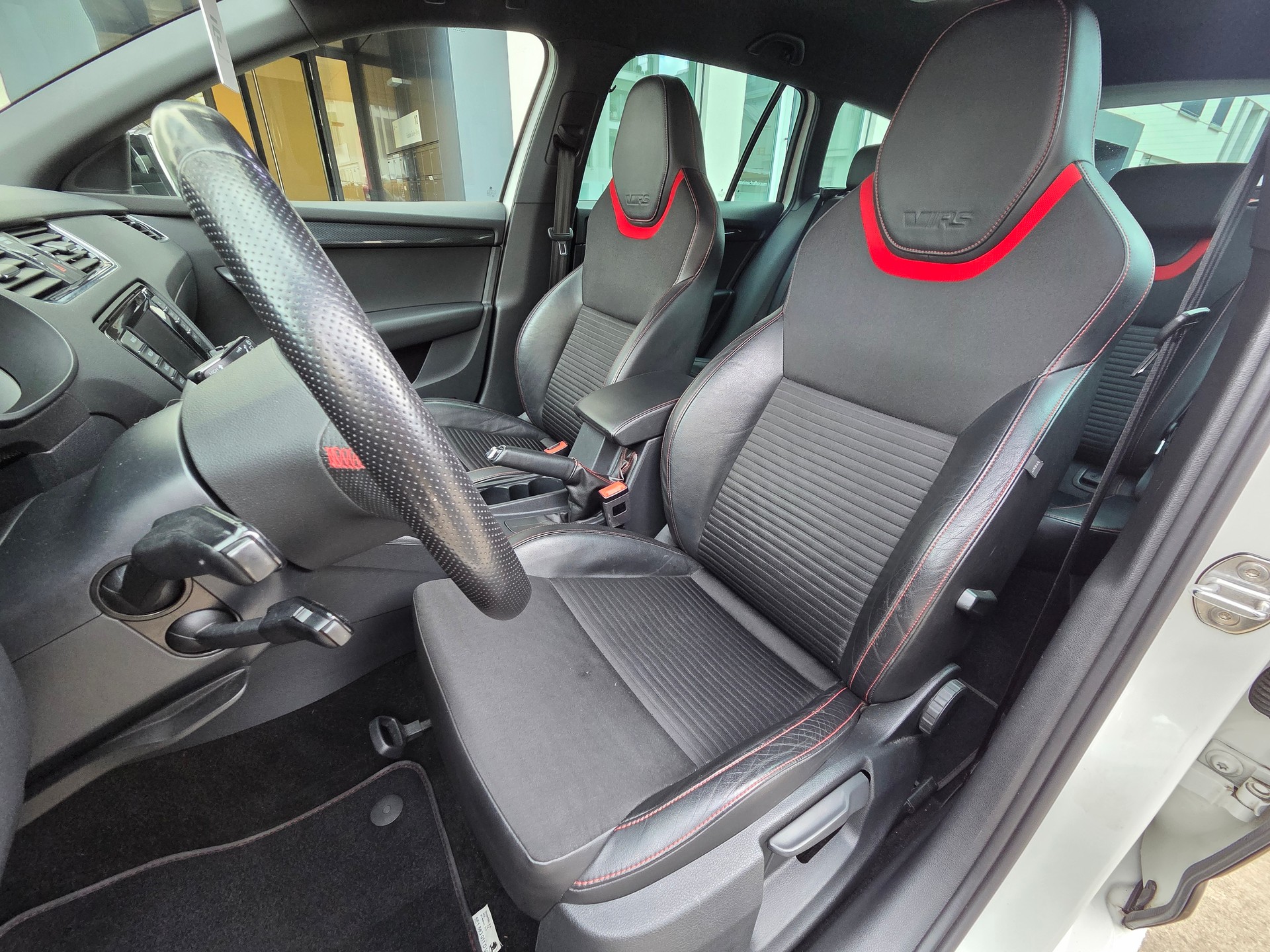 SKODA Octavia Combi 2.0 TDI RS-image-12