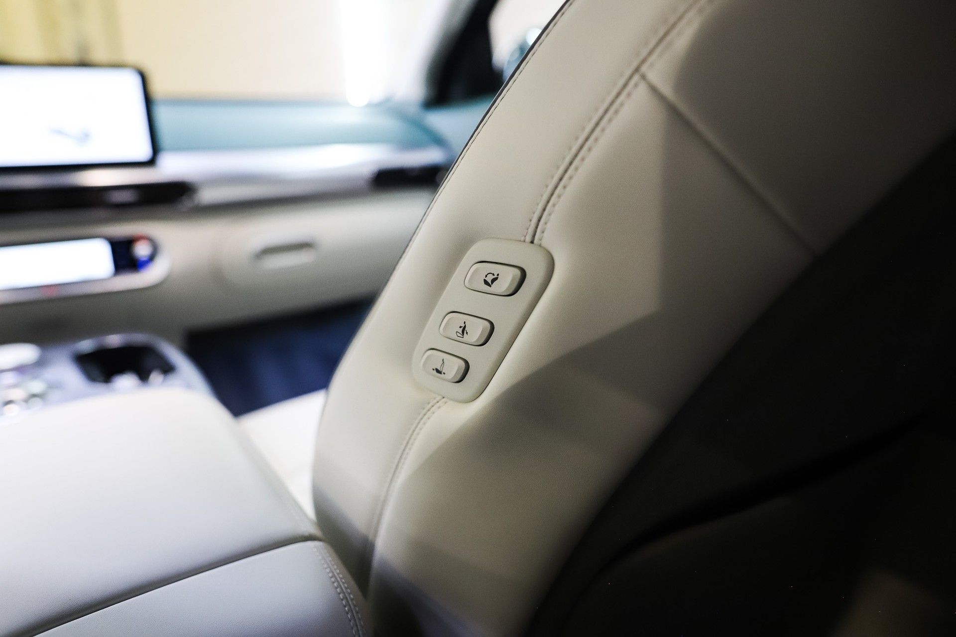 GENESIS GV60 77.4 kWh Sport Plus AWD * Anhängerkupplung * Vik Black *-image-21