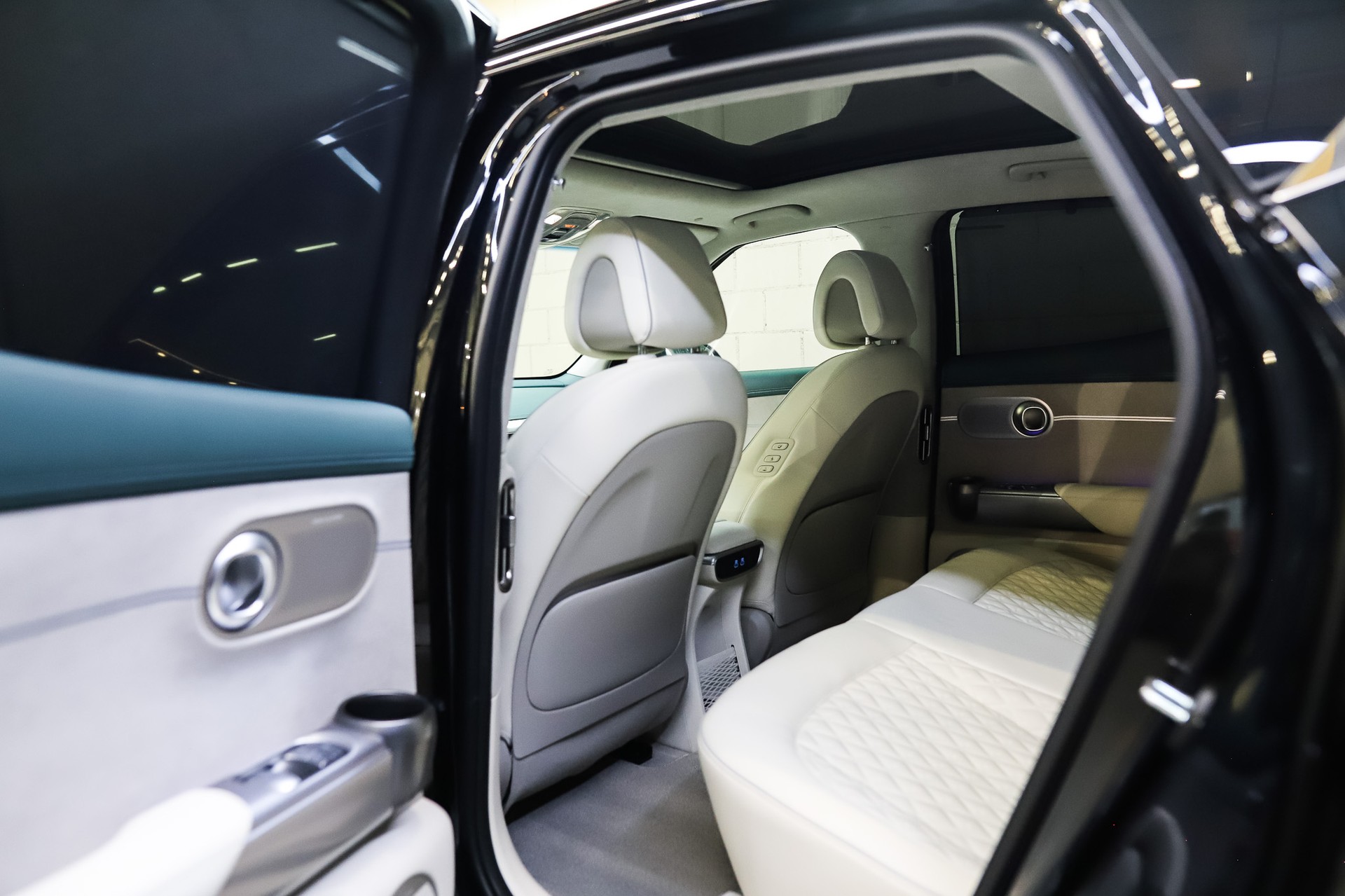GENESIS GV60 77.4 kWh Sport Plus AWD * Anhängerkupplung * Vik Black *-image-18