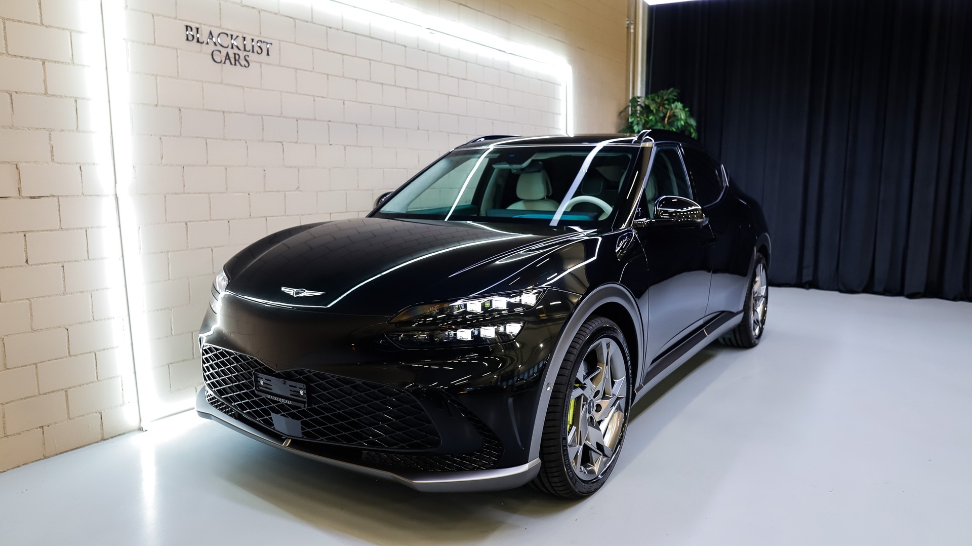 GENESIS GV60 77.4 kWh Sport Plus AWD * Anhängerkupplung * Vik Black *-showroom-element-1