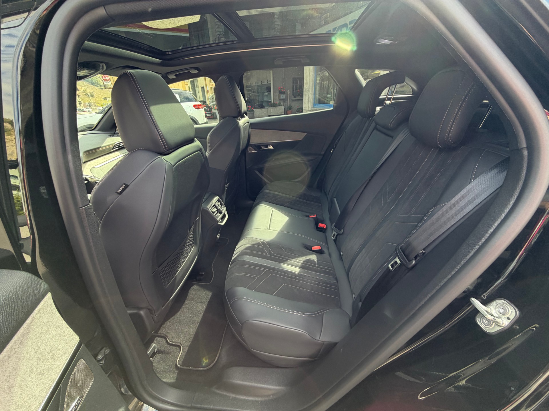 PEUGEOT 3008 300e Hybrid4 GT Pack EAT8-image-11