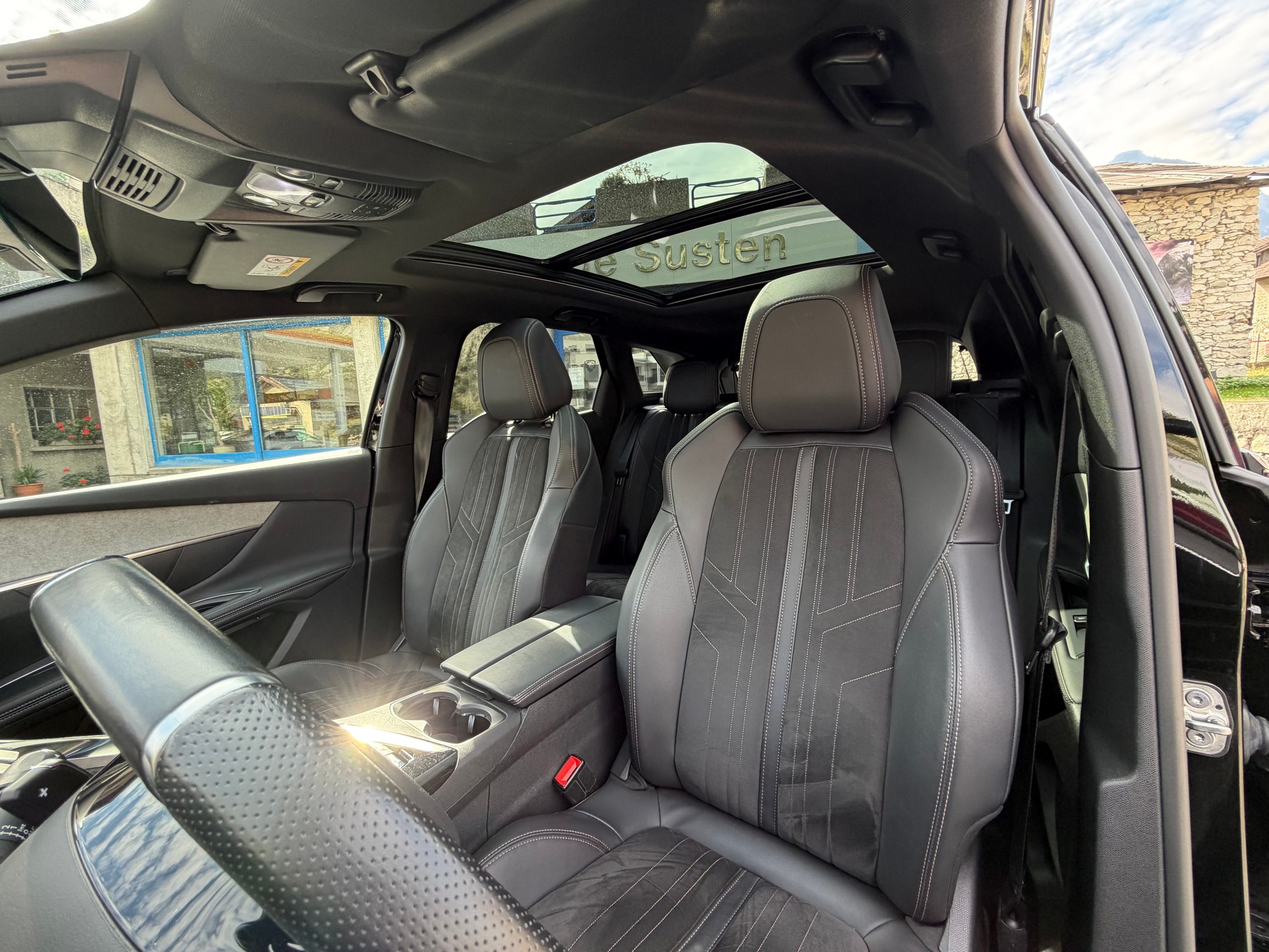 PEUGEOT 3008 300e Hybrid4 GT Pack EAT8-image-10