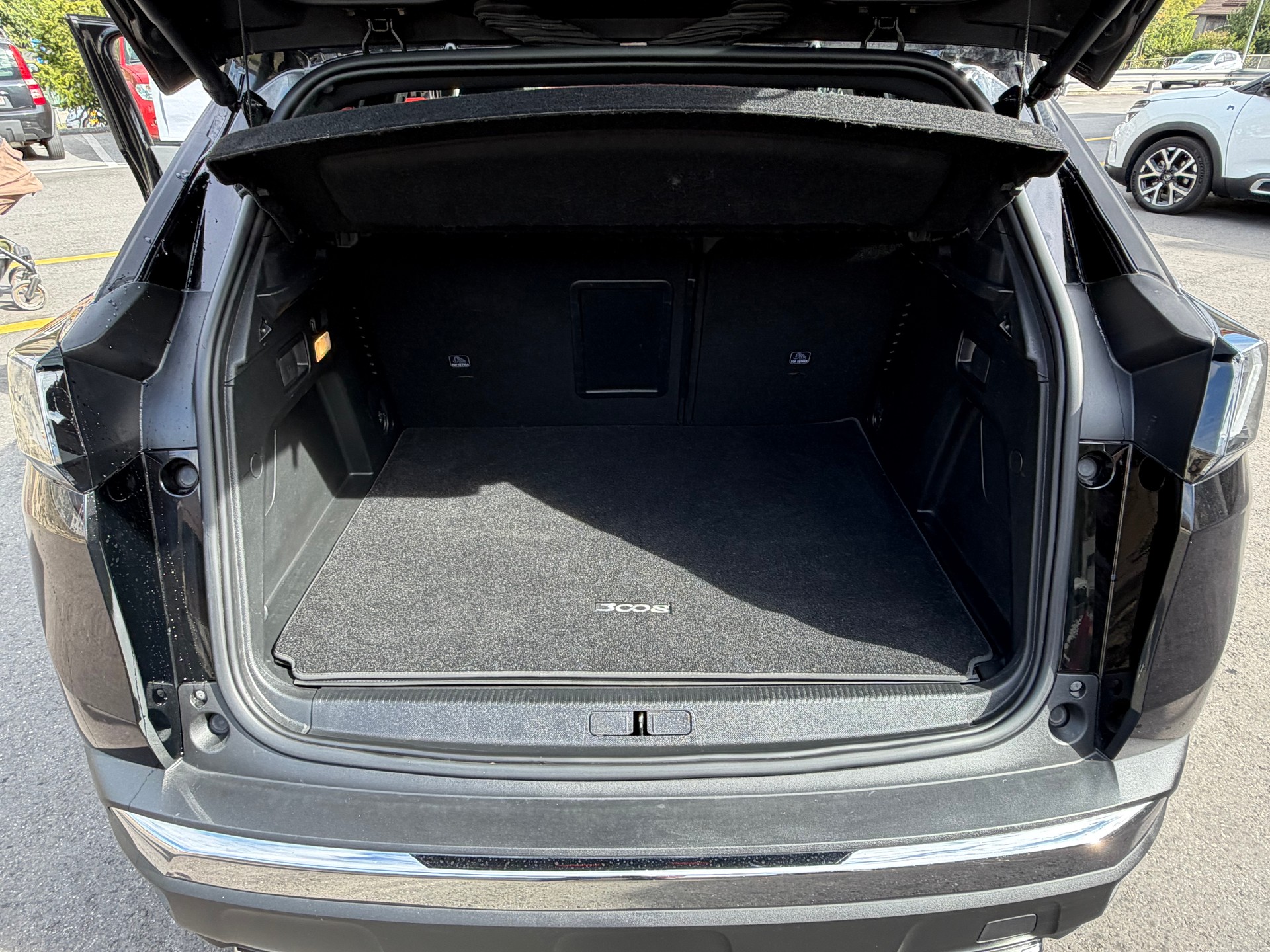 PEUGEOT 3008 300e Hybrid4 GT Pack EAT8-image-12