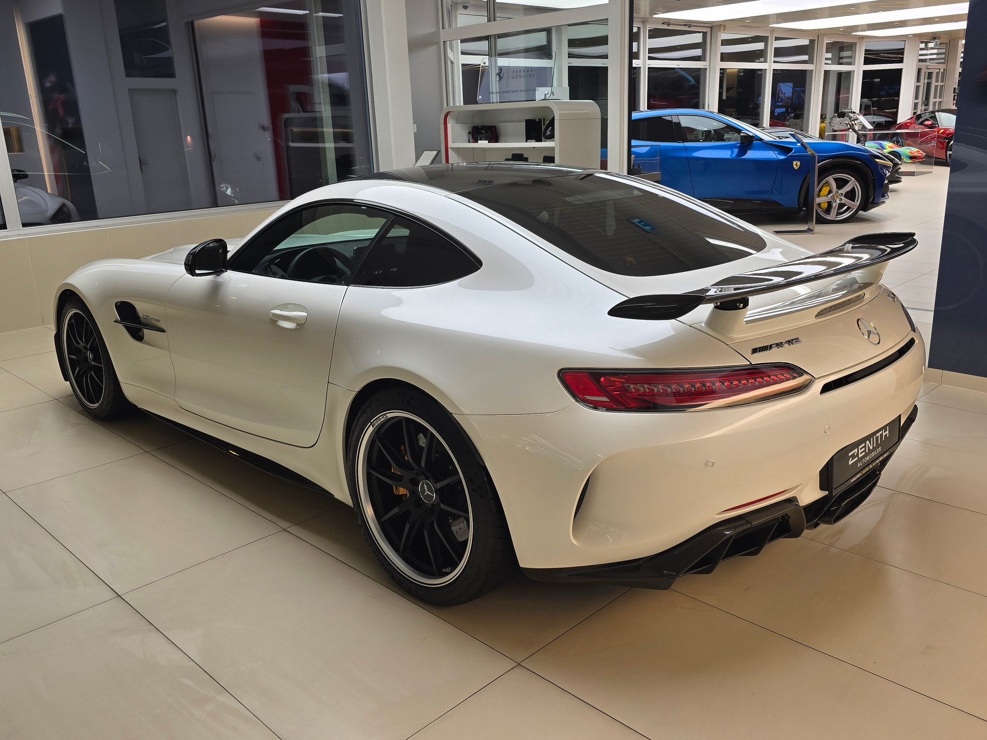 MERCEDES-BENZ AMG GT R Speedshift DCT /// CH Fahrzeug-Gratis-Service ///-image-6