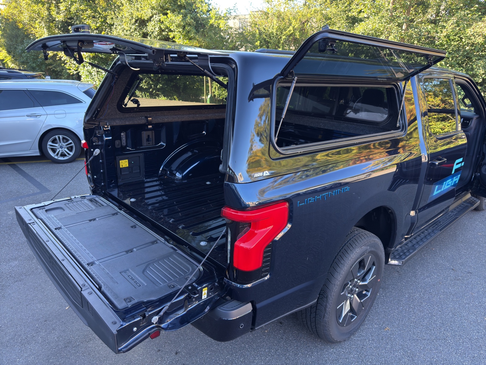 FORD F-Pickup F-150 LIGHTNING STANDARD RANGE BATTERY SUPER-CREW LARIAT Launch Edition 4x4-image-16