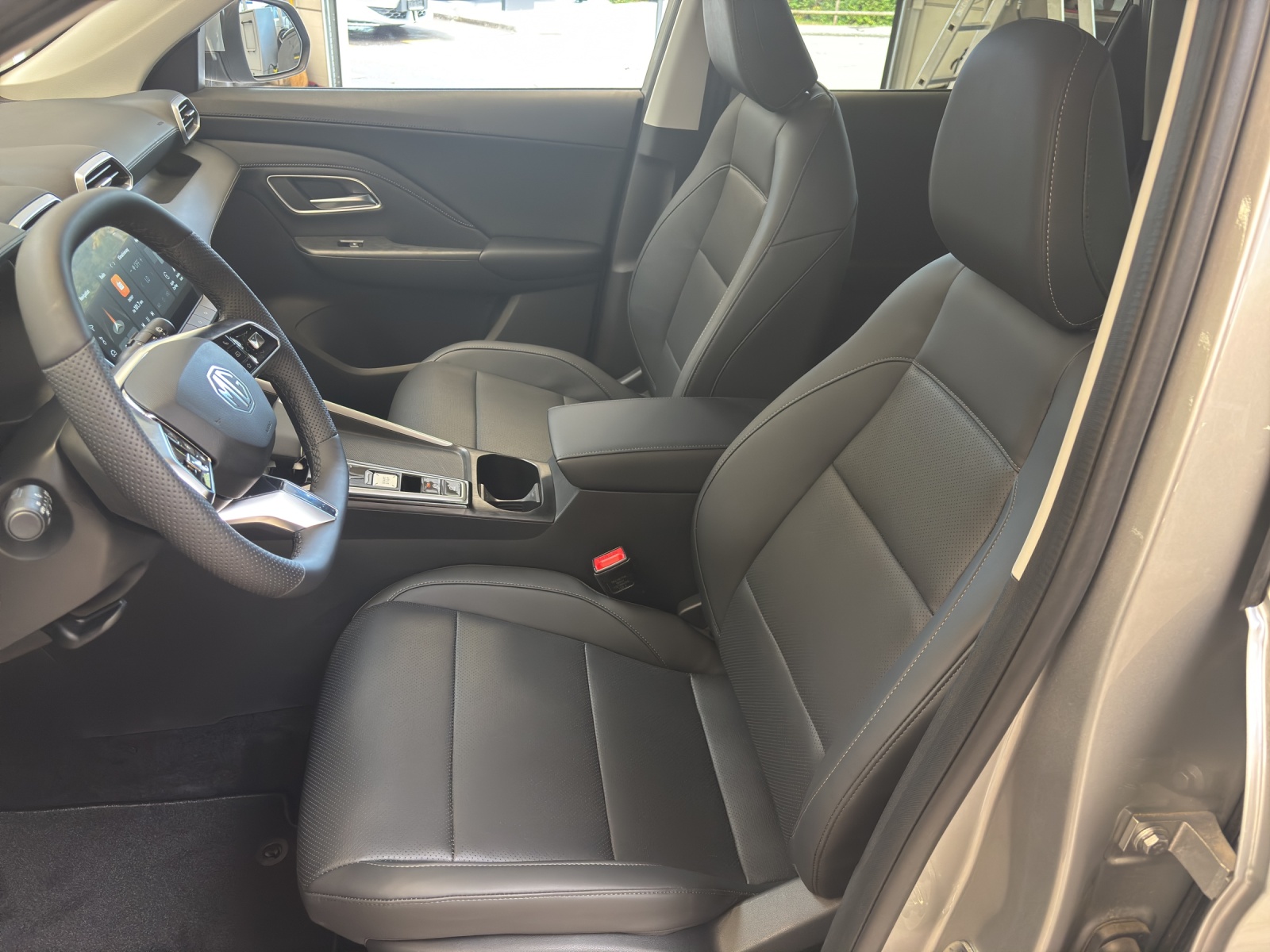 MG ZS 1.5 HEV Luxury-image-3