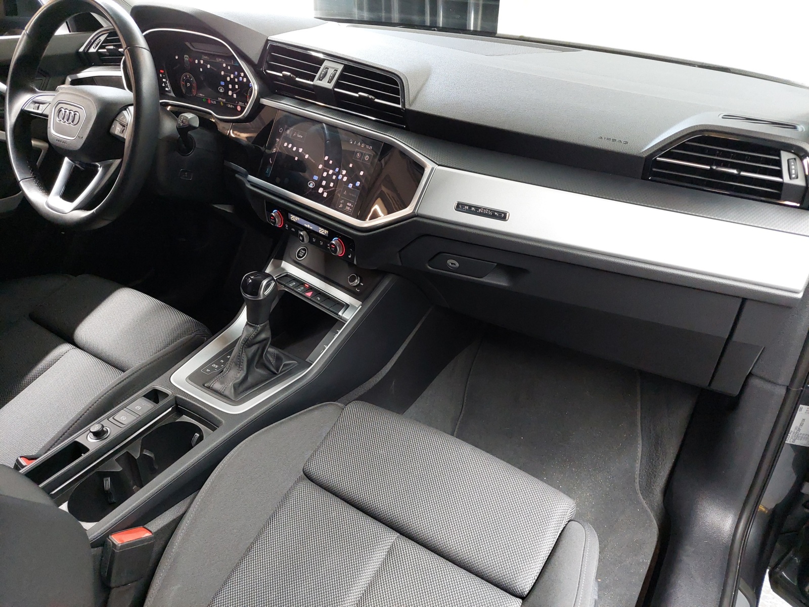 AUDI Q3 35 TDI S line quattro S-tronic-image-9