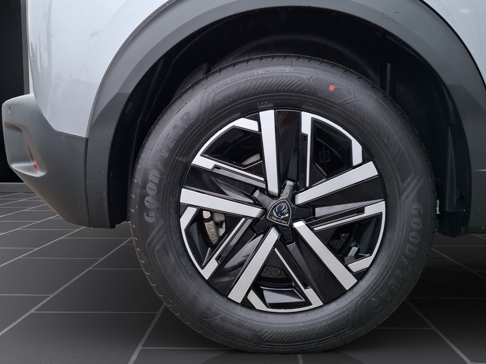 PEUGEOT 2008 NEW 156 e Style-image-10