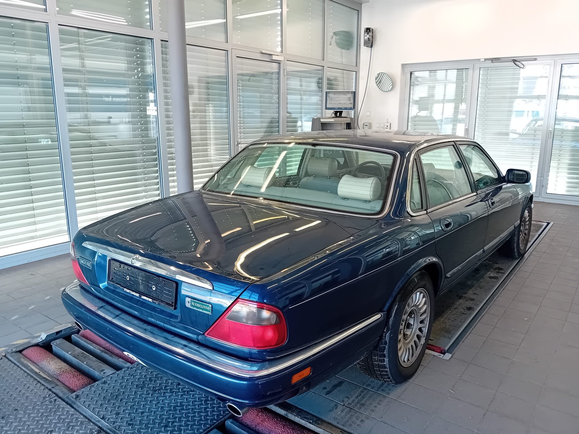 JAGUAR XJ 3.2 Executive-image-3