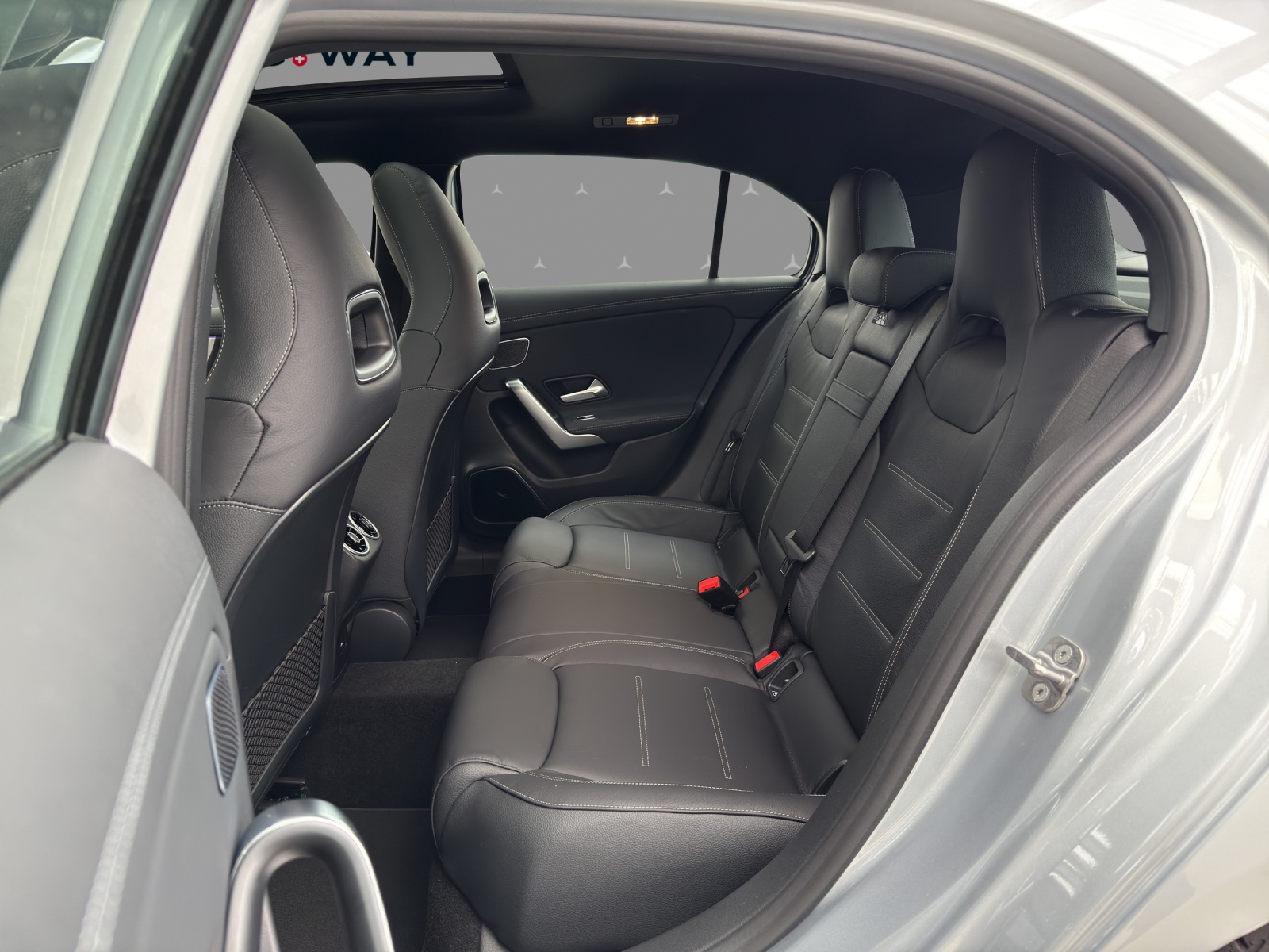MERCEDES-BENZ A 250 4M - AMG / DISTRONIC / 360 Grad Kamera / Soundsystem-image-13
