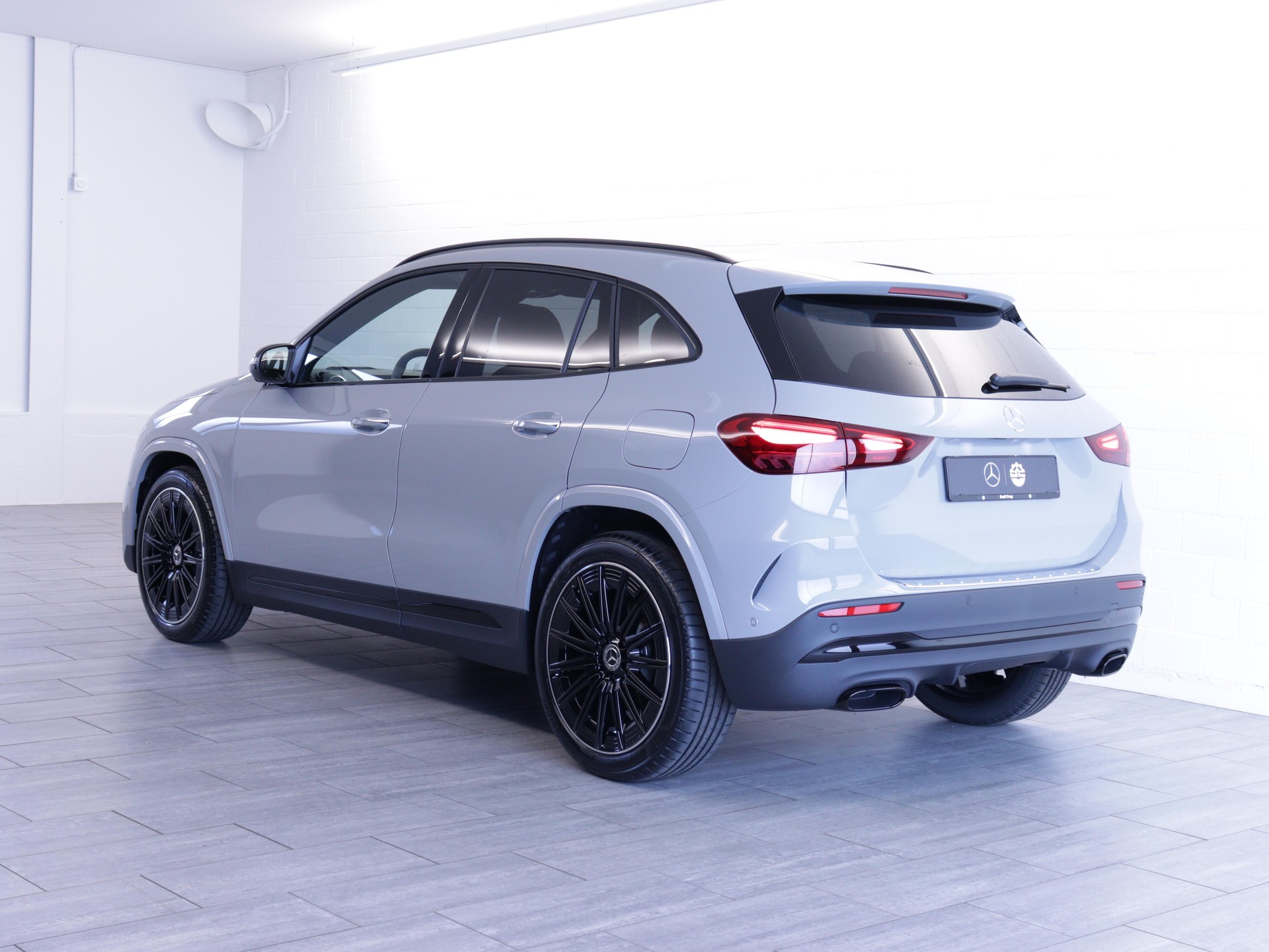MERCEDES-BENZ GLA 220 d Swiss Star AMG Line 4matic-image-3