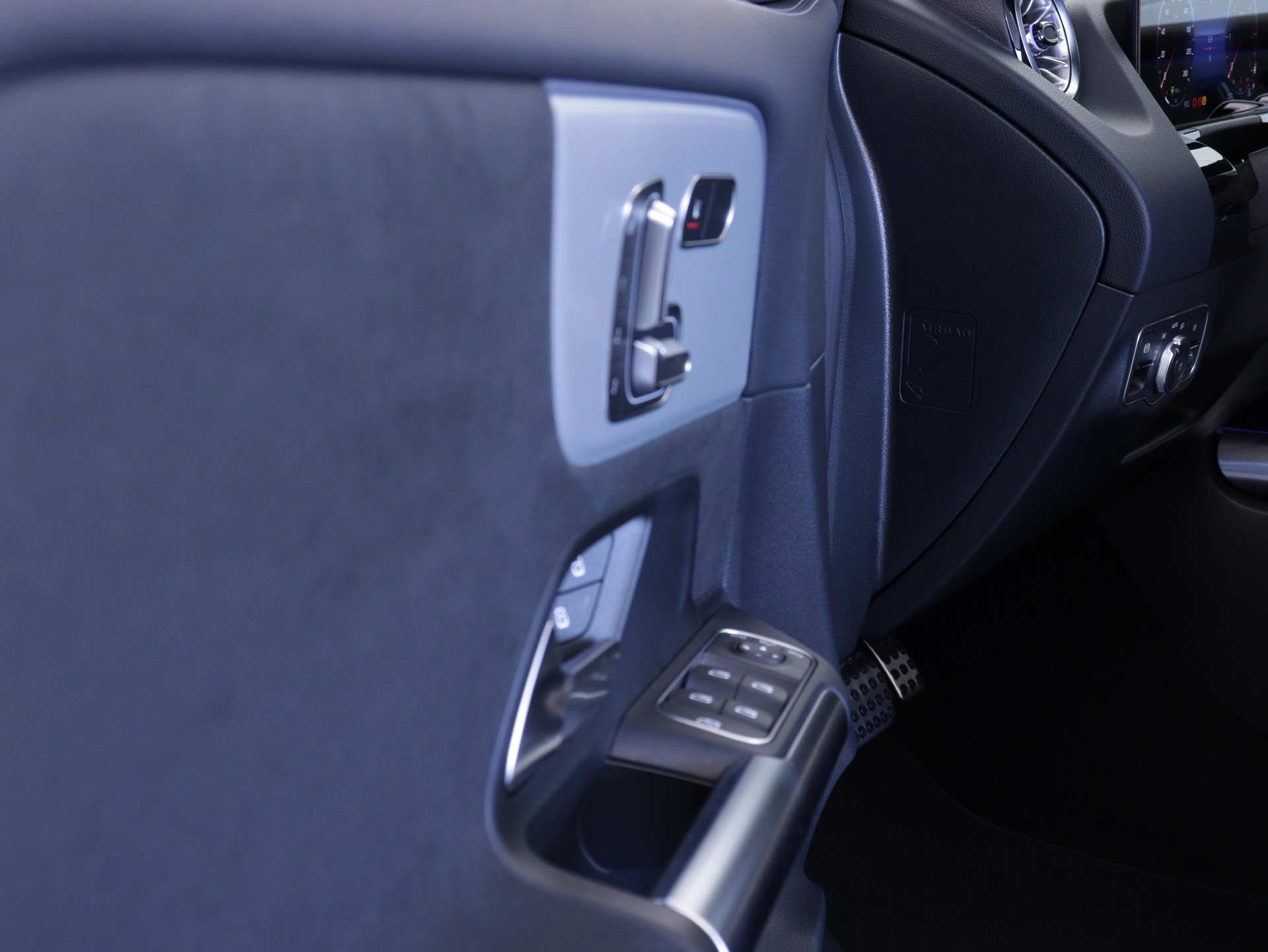 MERCEDES-BENZ GLA 220 d Swiss Star AMG Line 4matic-image-8