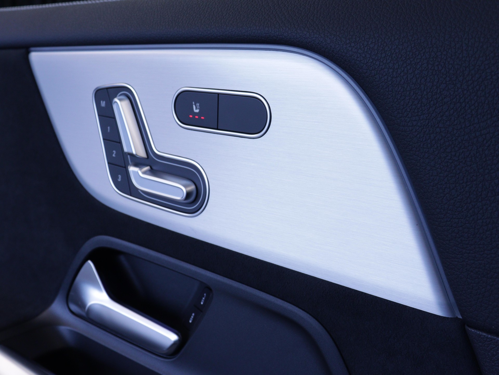 MERCEDES-BENZ GLA 220 d Swiss Star AMG Line 4matic-image-9