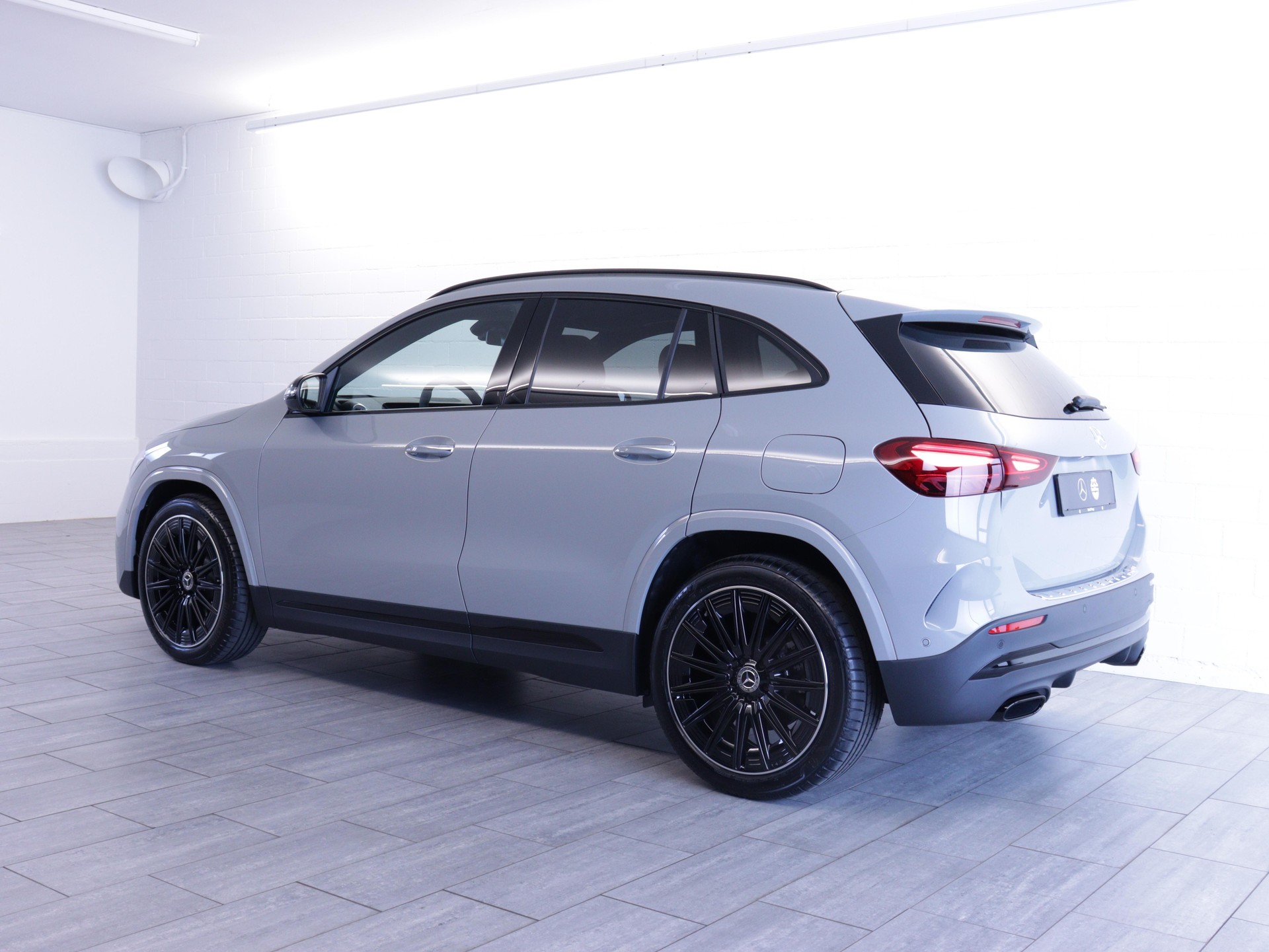 MERCEDES-BENZ GLA 220 d Swiss Star AMG Line 4matic-image-2