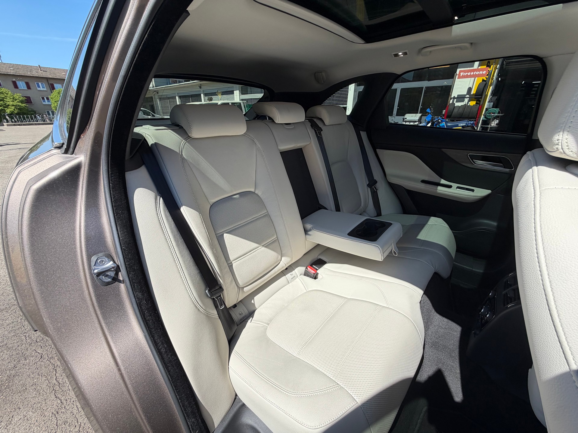 JAGUAR F-Pace 3.0 TD Portfolio AWD Automatik-image-6