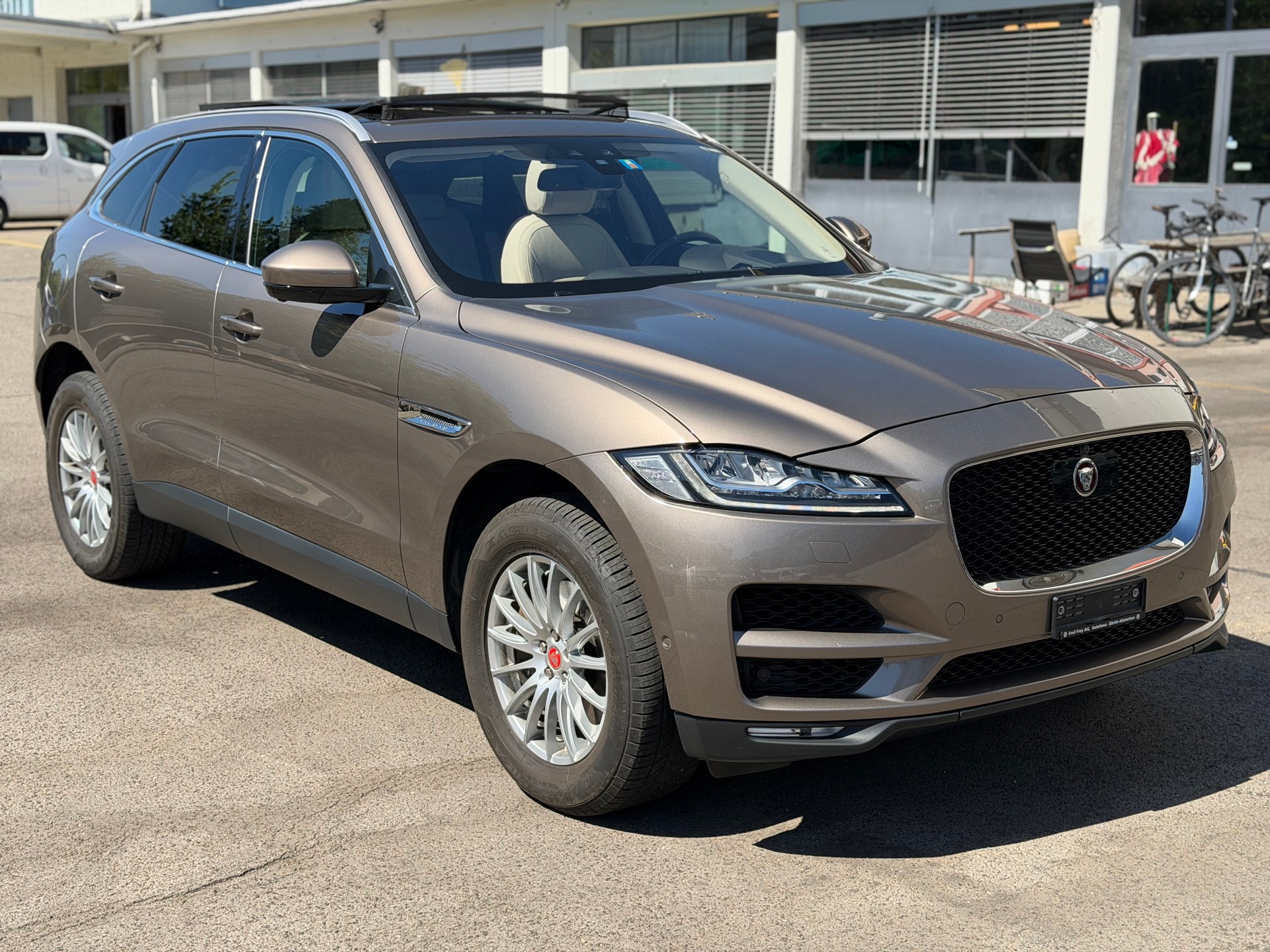 JAGUAR F-Pace 3.0 TD Portfolio AWD Automatik-image-1