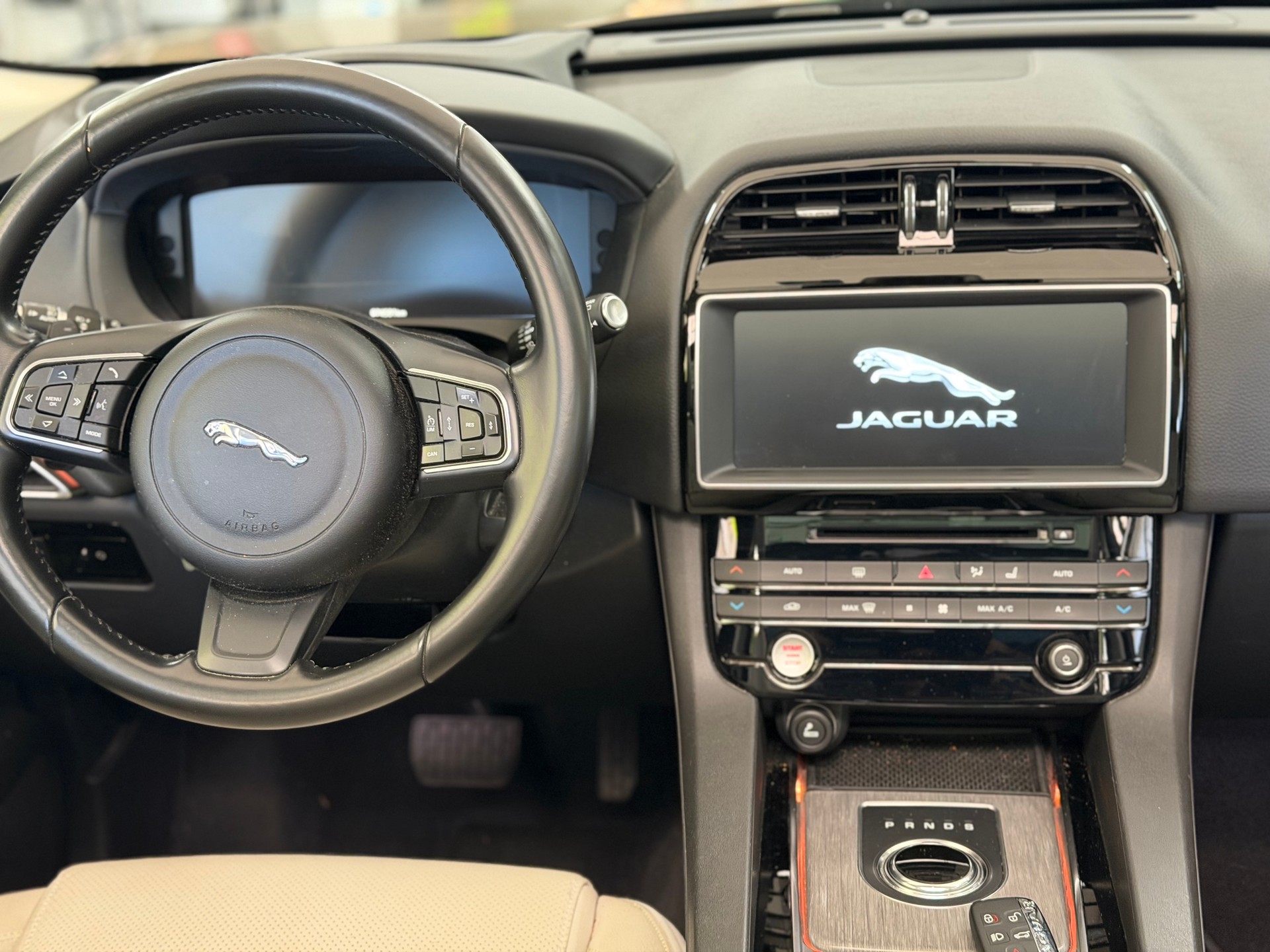 JAGUAR F-Pace 3.0 TD Portfolio AWD Automatik-image-4