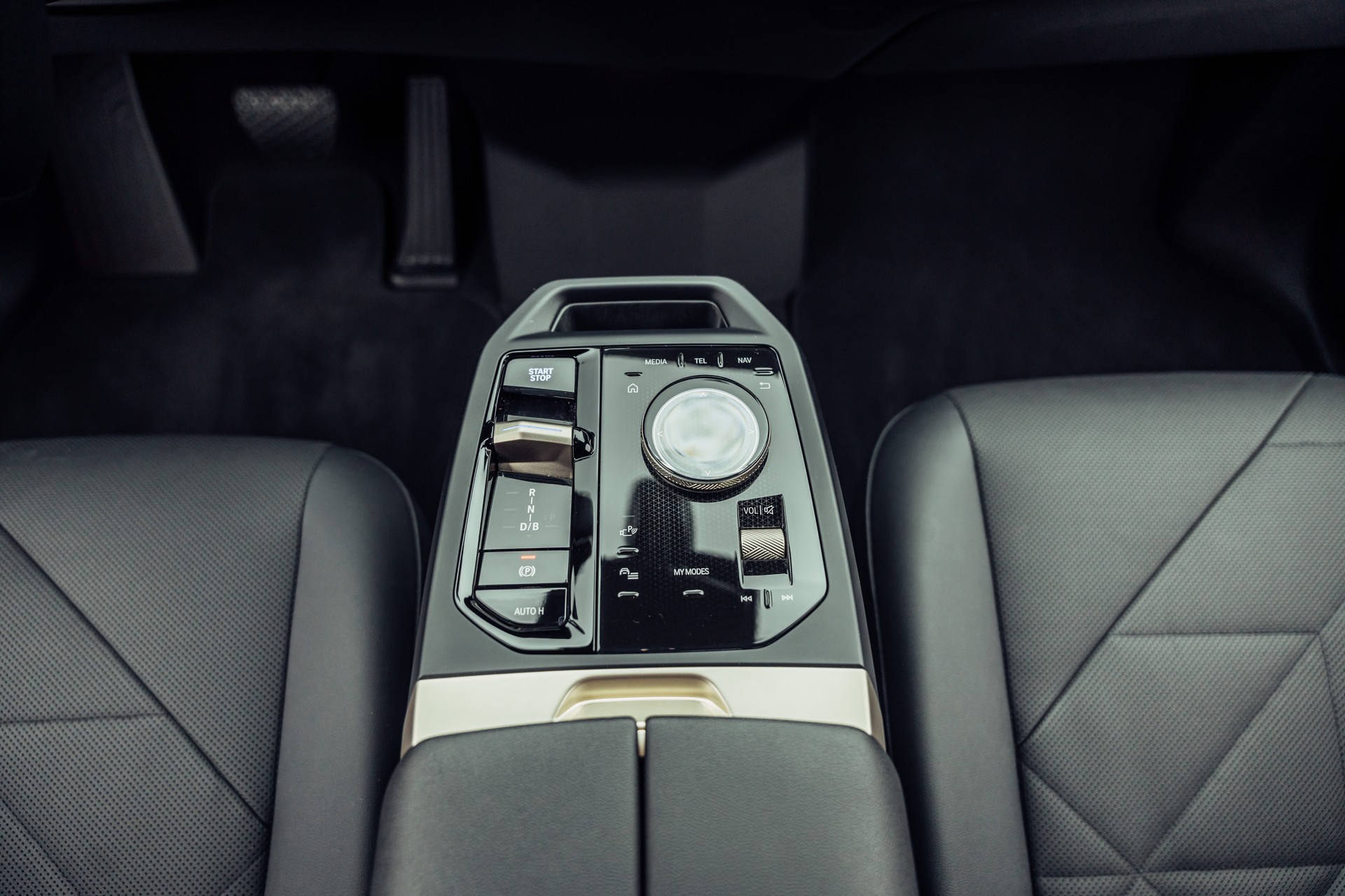 BMW iX xDrive40 Launch Edition-image-12