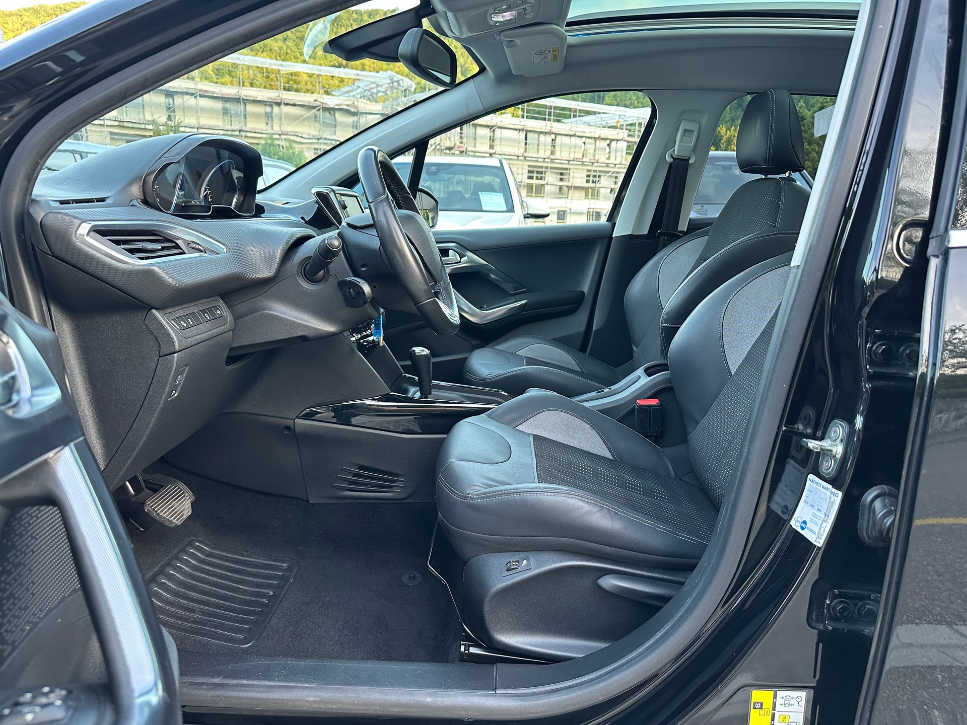 PEUGEOT 2008 1.6 VTI Allure Automatic-image-9