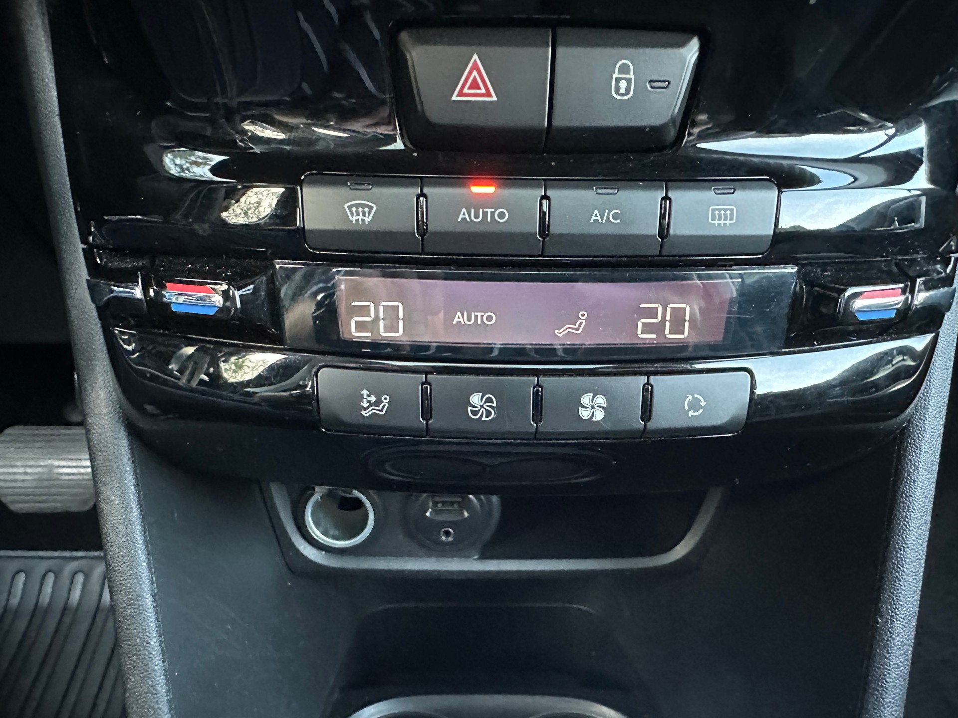 PEUGEOT 2008 1.6 VTI Allure Automatic-image-17