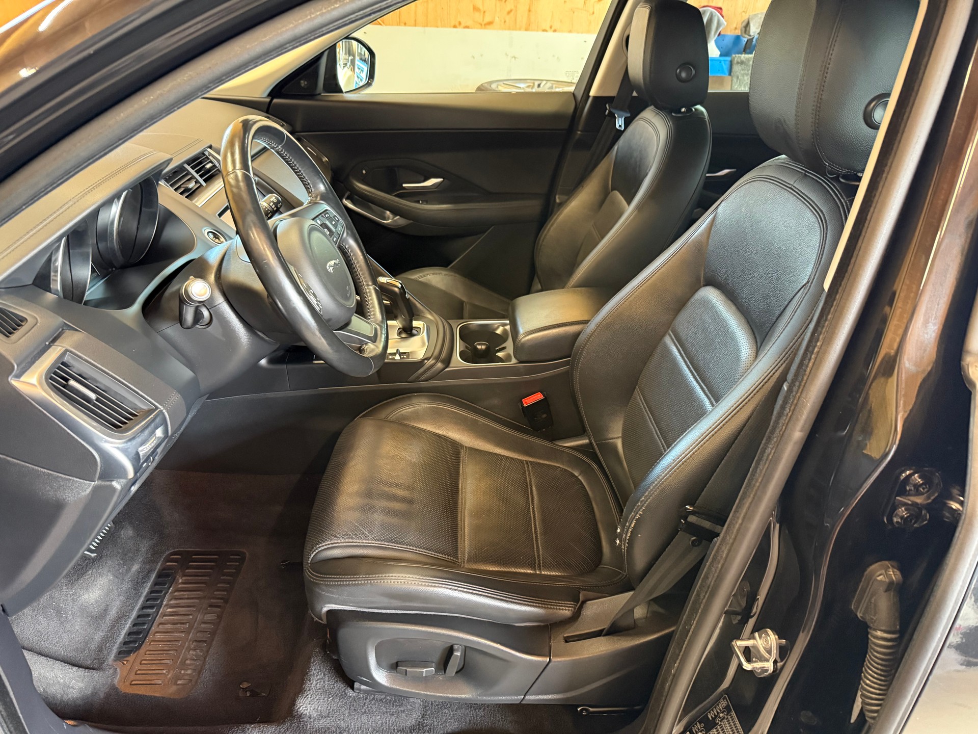 JAGUAR E-Pace 2.0d D180 S AWD Automatik-image-6