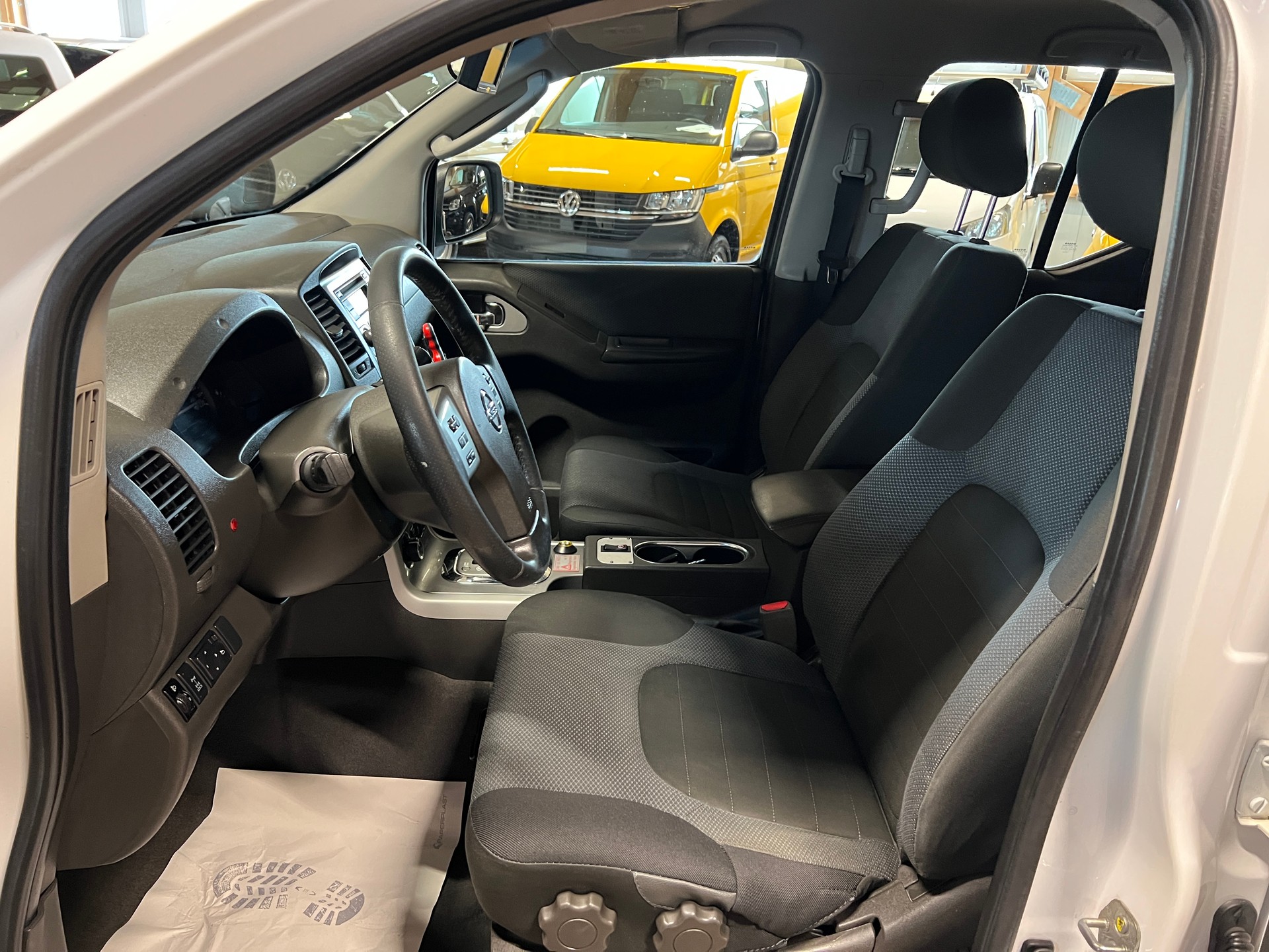 NISSAN Navara Double Cab SE 2.5 dCi 4WD LB Automat-image-9