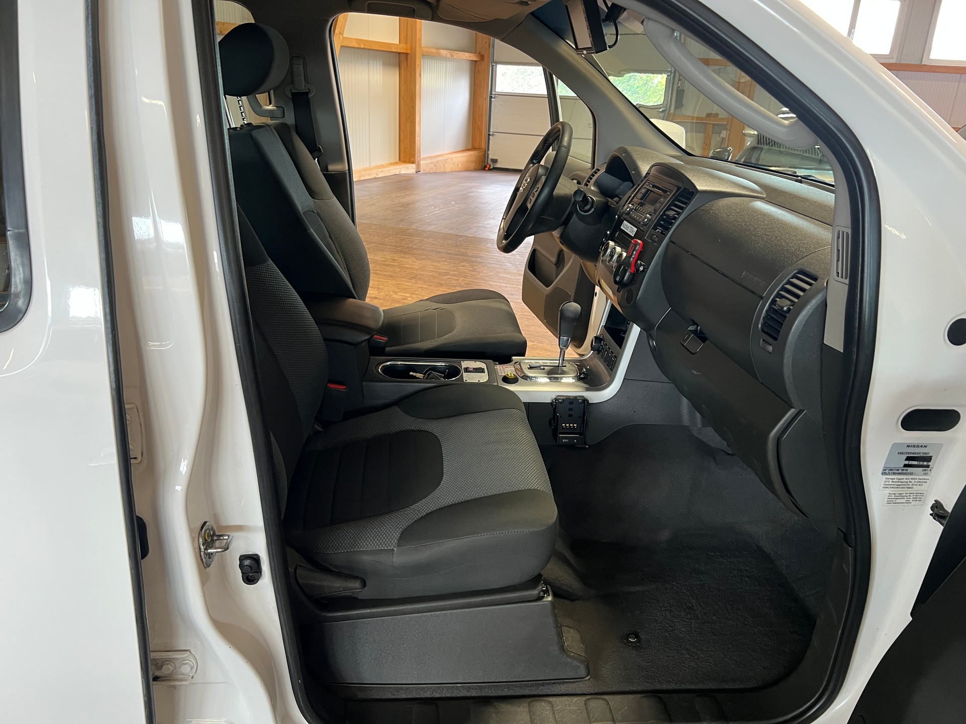 NISSAN Navara Double Cab SE 2.5 dCi 4WD LB Automat-image-11