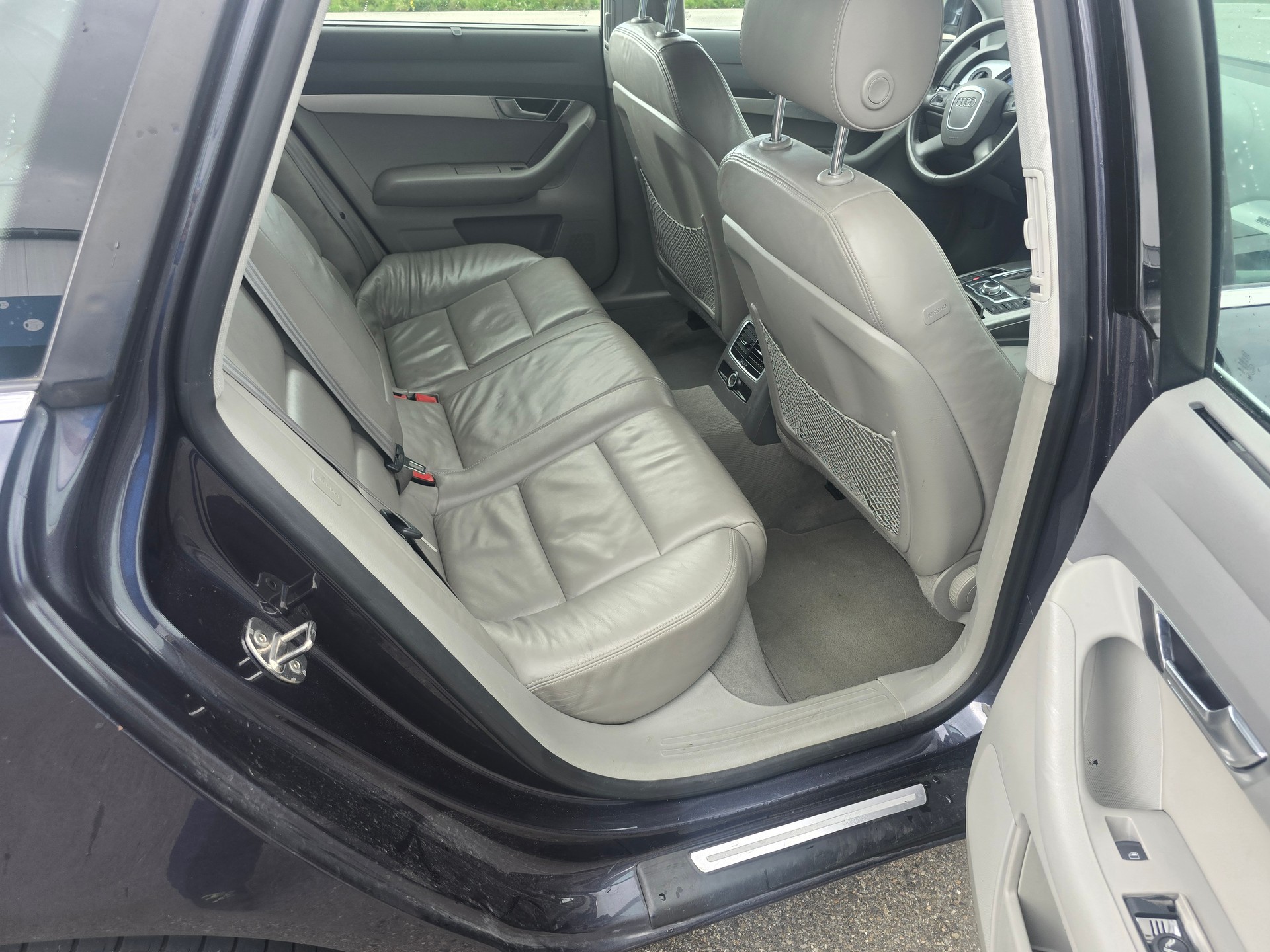 AUDI A6 Avant Quattro 2.8-image-10