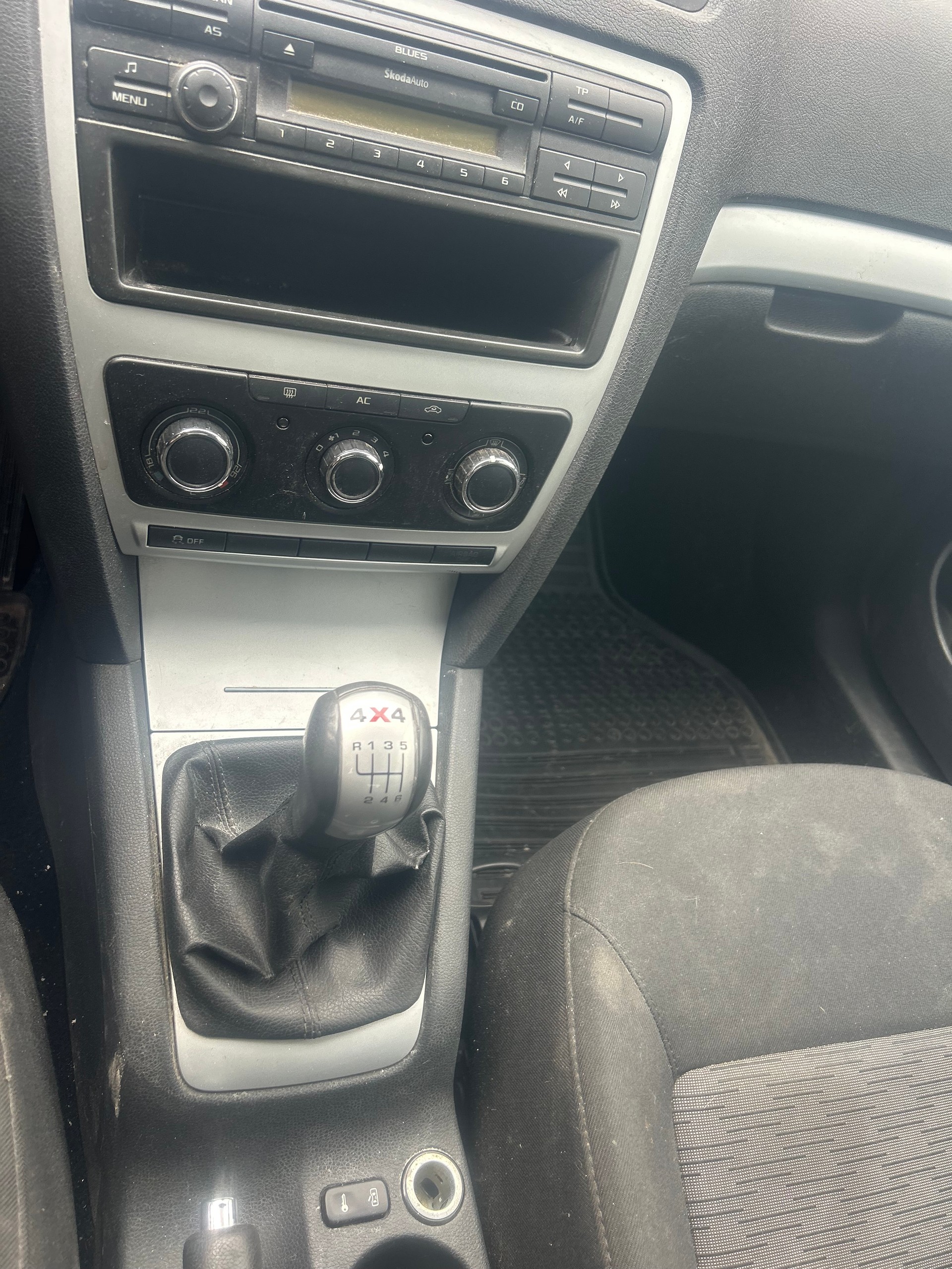 SKODA Octavia Combi 1.6 TDI Stöckli 4x4-image-7