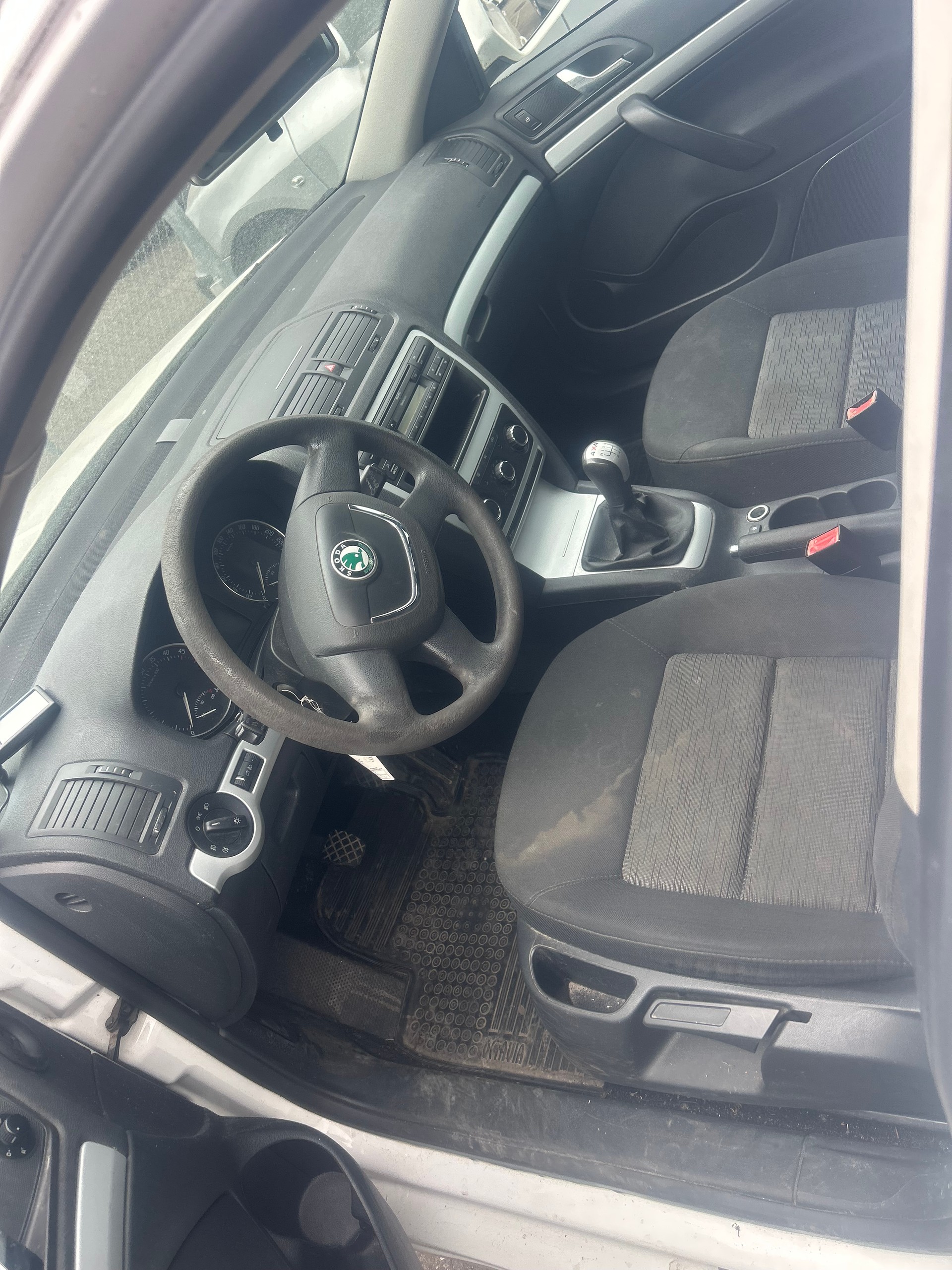 SKODA Octavia Combi 1.6 TDI Stöckli 4x4-image-6