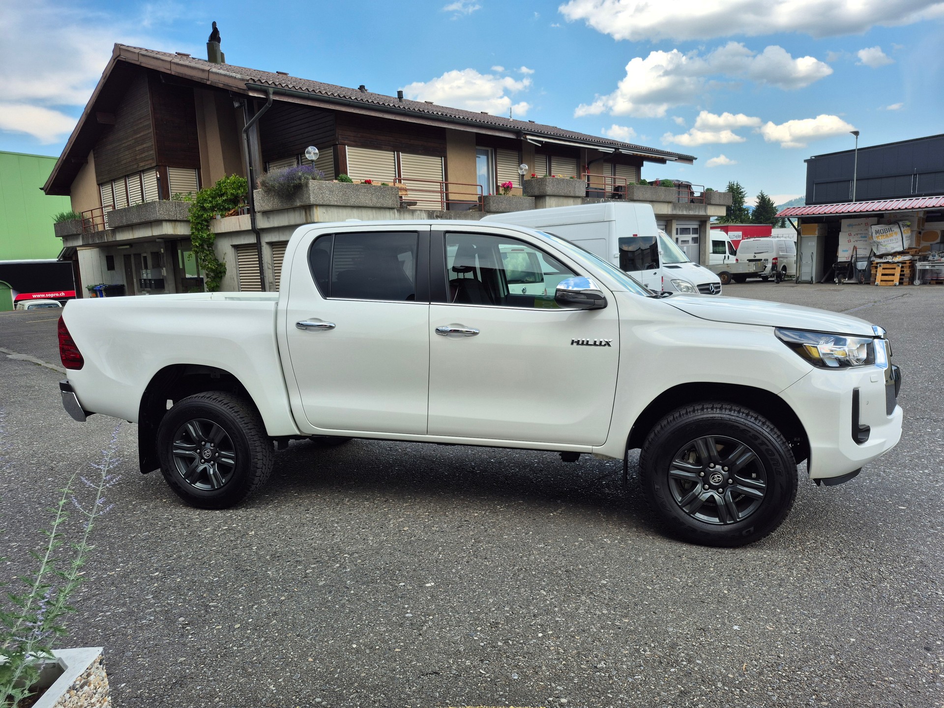 TOYOTA Hilux 2.4d Style Double Cab 4x4 A-showroom-element-3