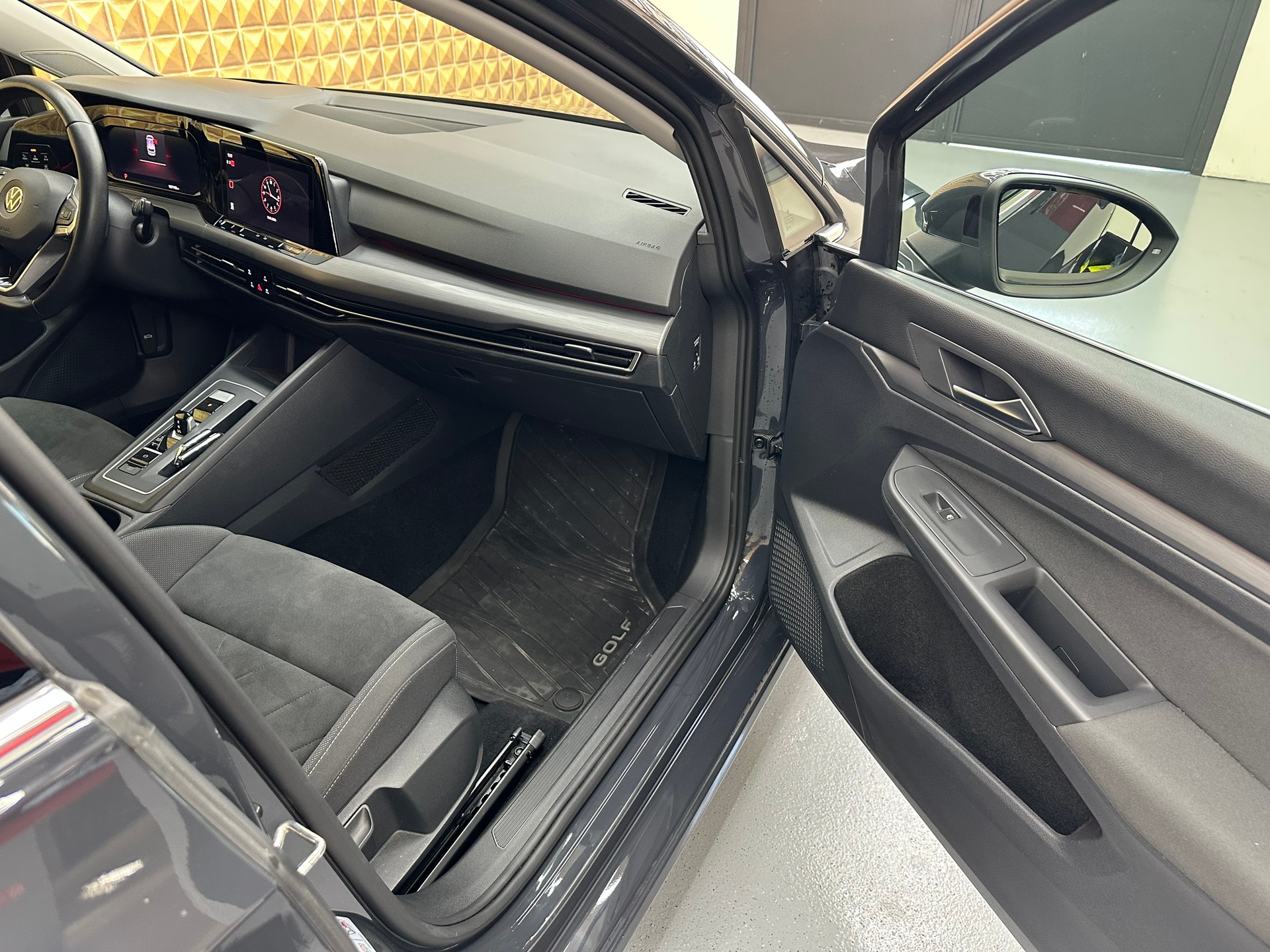 VW Golf 1.4 TSI PHEV Selection-image-10