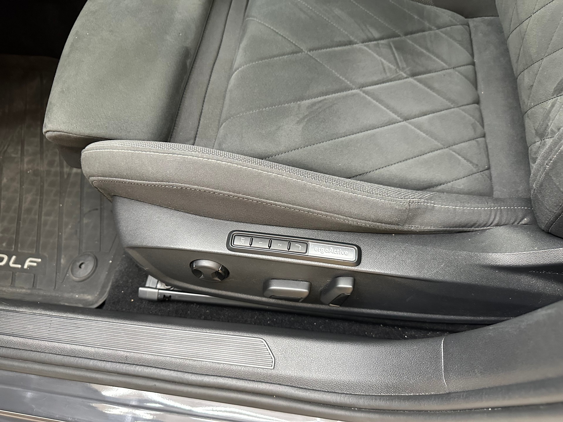 VW Golf 1.4 TSI PHEV Selection-image-12