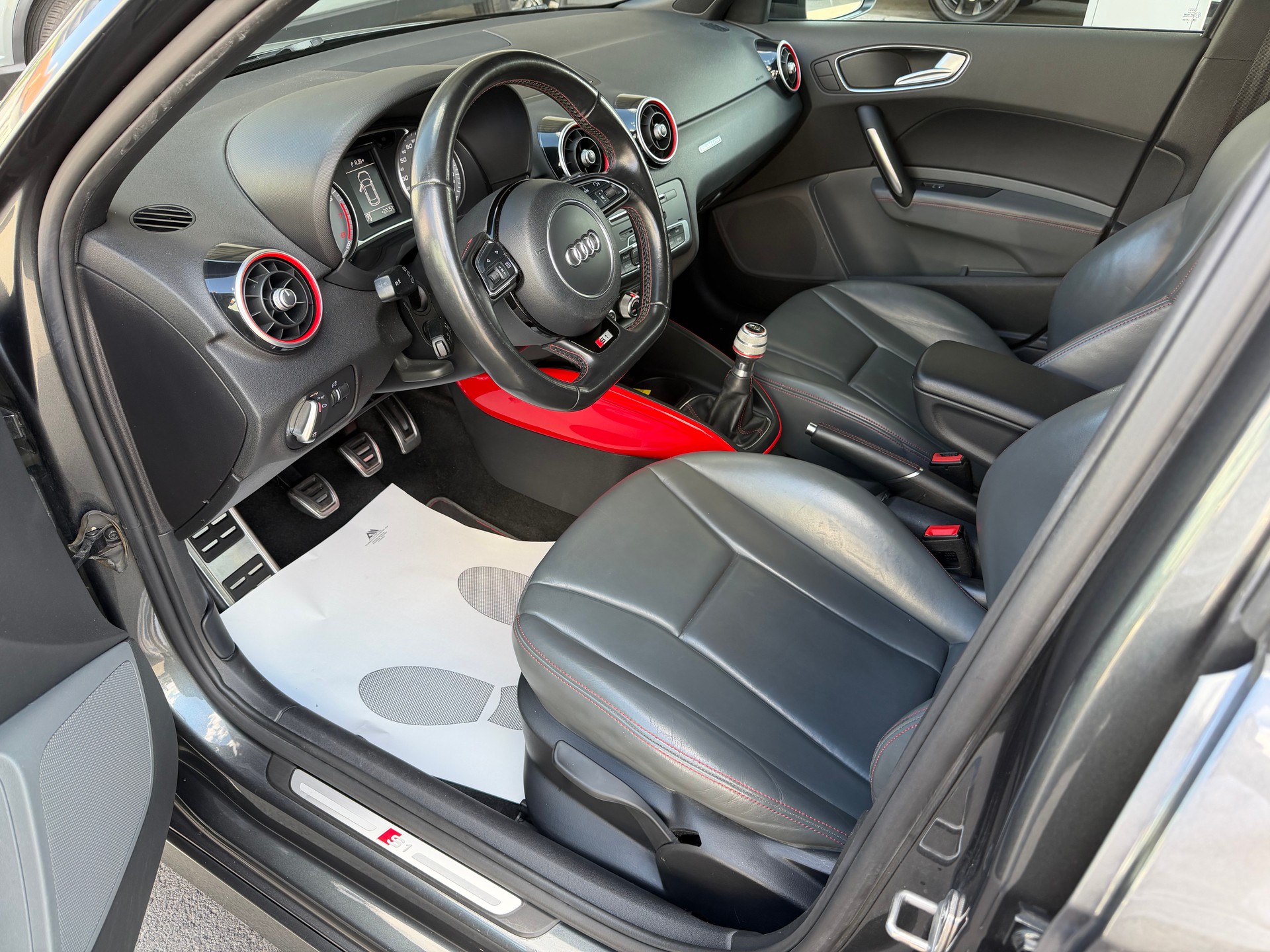 AUDI S1 Sportback 2.0 TFSI Sport quattro-image-9
