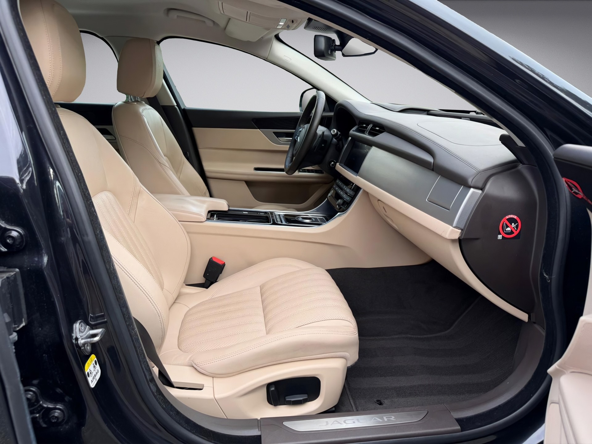 JAGUAR XF 30d Portfolio Automatic * Diesel * V6 * 300PS *-image-11