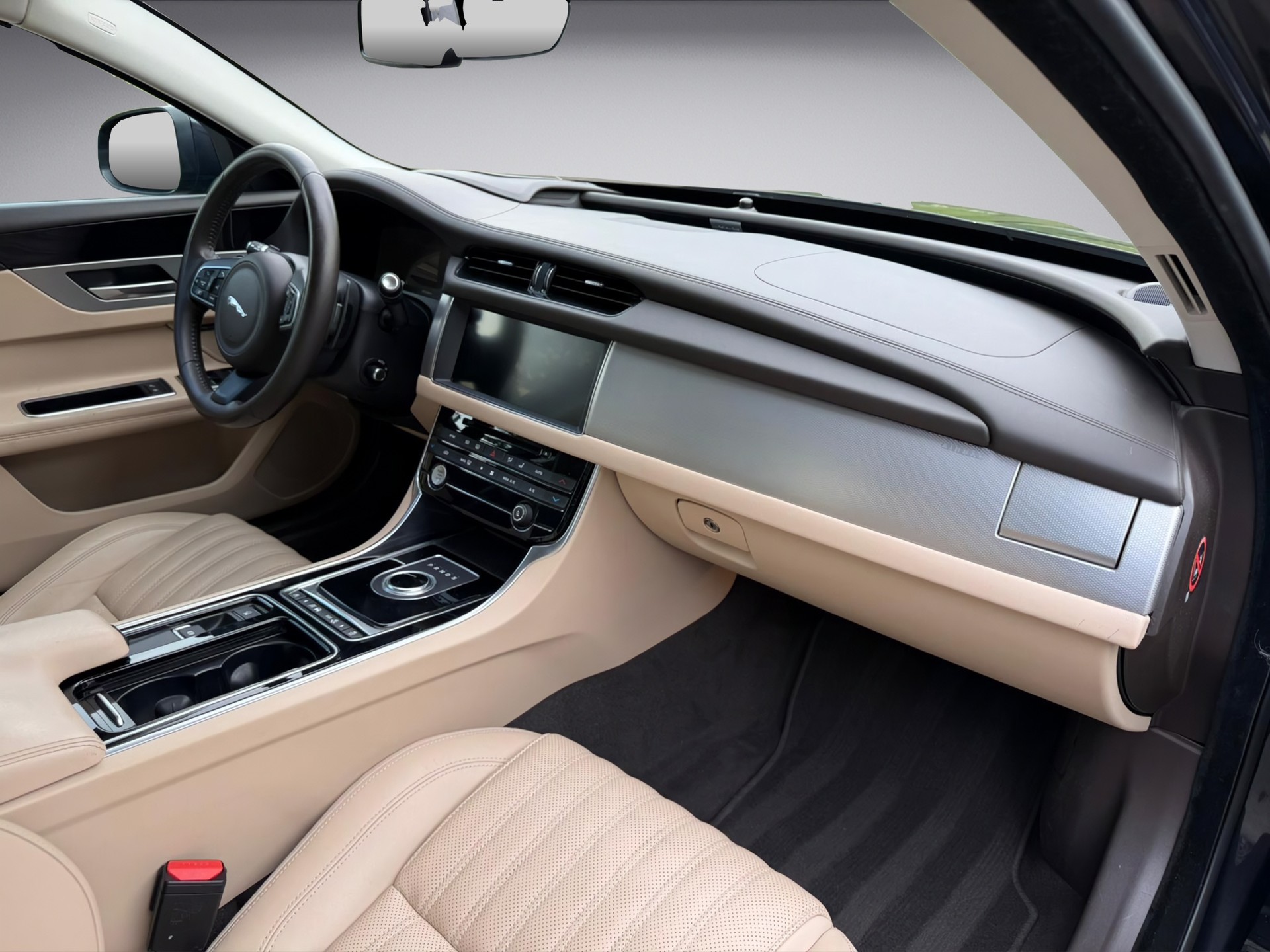 JAGUAR XF 30d Portfolio Automatic * Diesel * V6 * 300PS *-image-12