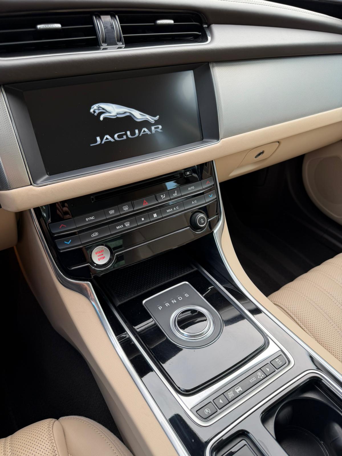 JAGUAR XF 30d Portfolio Automatic * Diesel * V6 * 300PS *-image-18